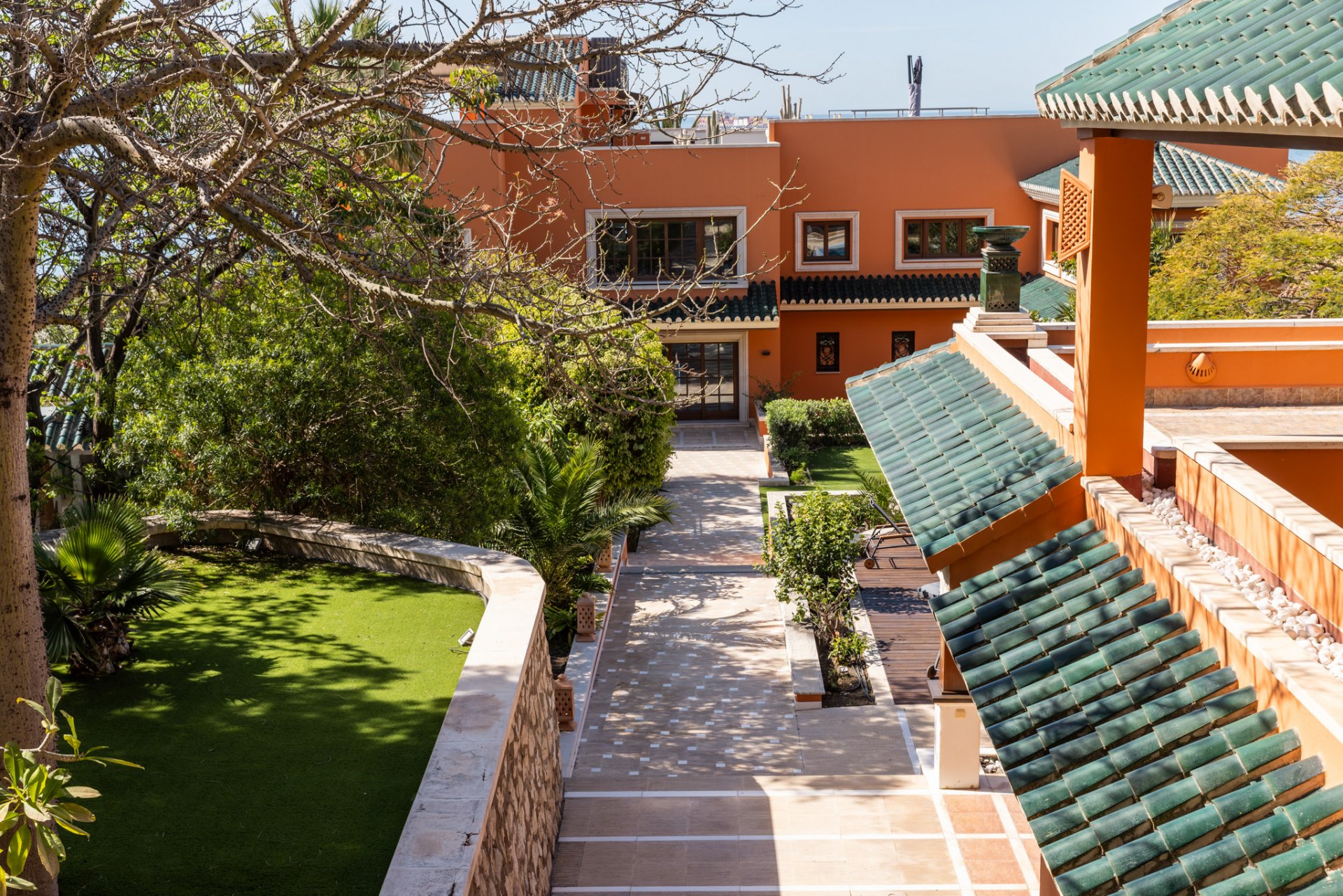 Majestic villa with privacy, eternal views and architectural excellence in El Candado