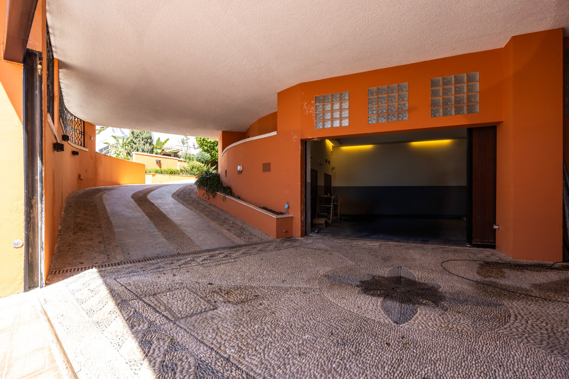 Majestic villa with privacy, eternal views and architectural excellence in El Candado