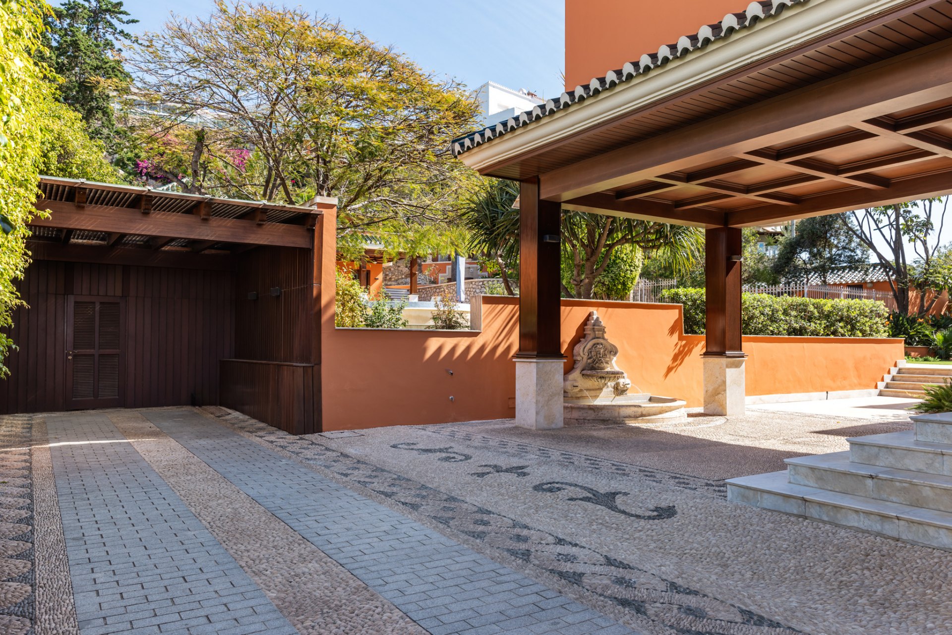 Majestic villa with privacy, eternal views and architectural excellence in El Candado