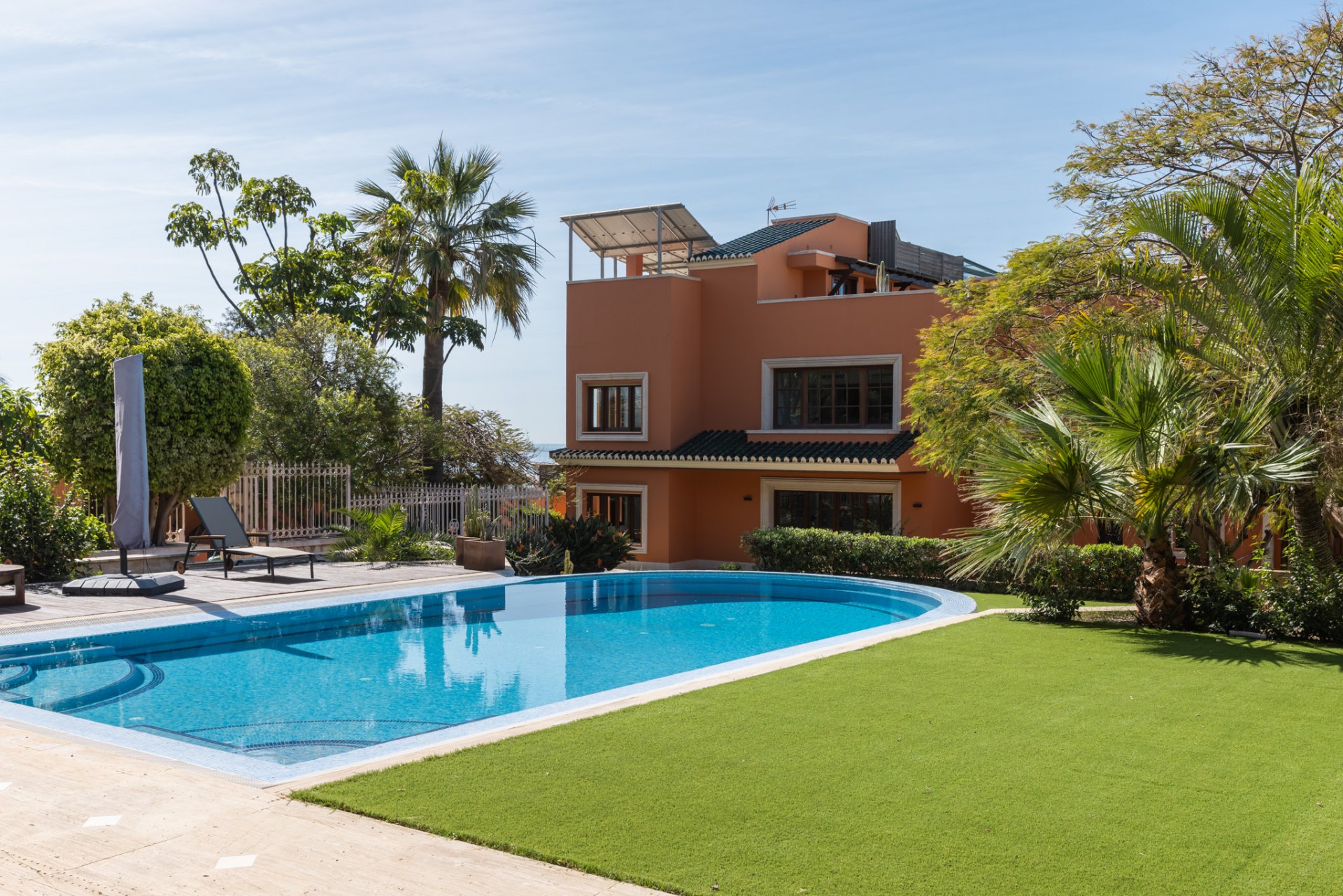 Majestic villa with privacy, eternal views and architectural excellence in El Candado