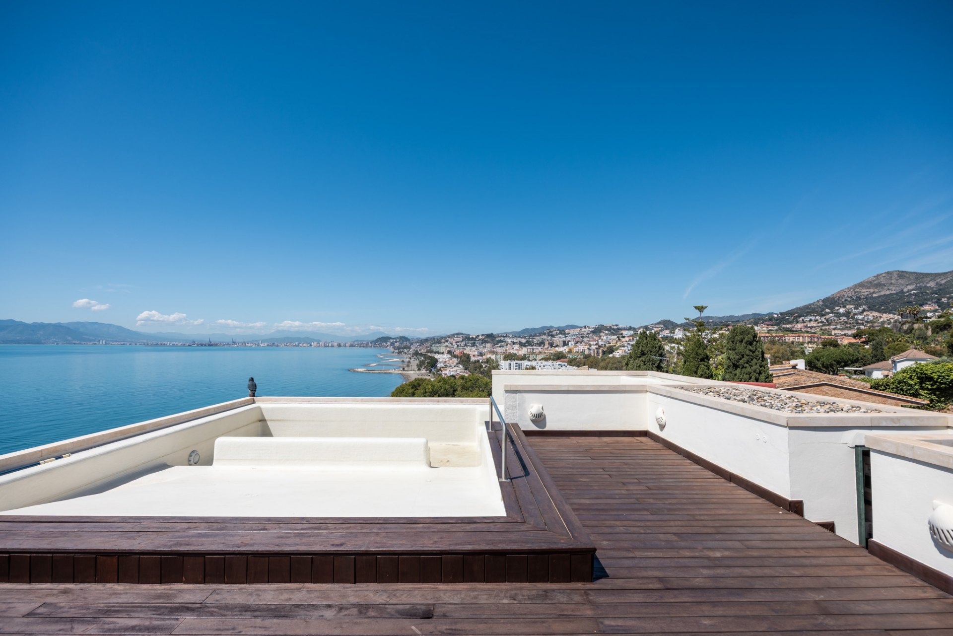 Majestic villa with privacy, eternal views and architectural excellence in El Candado