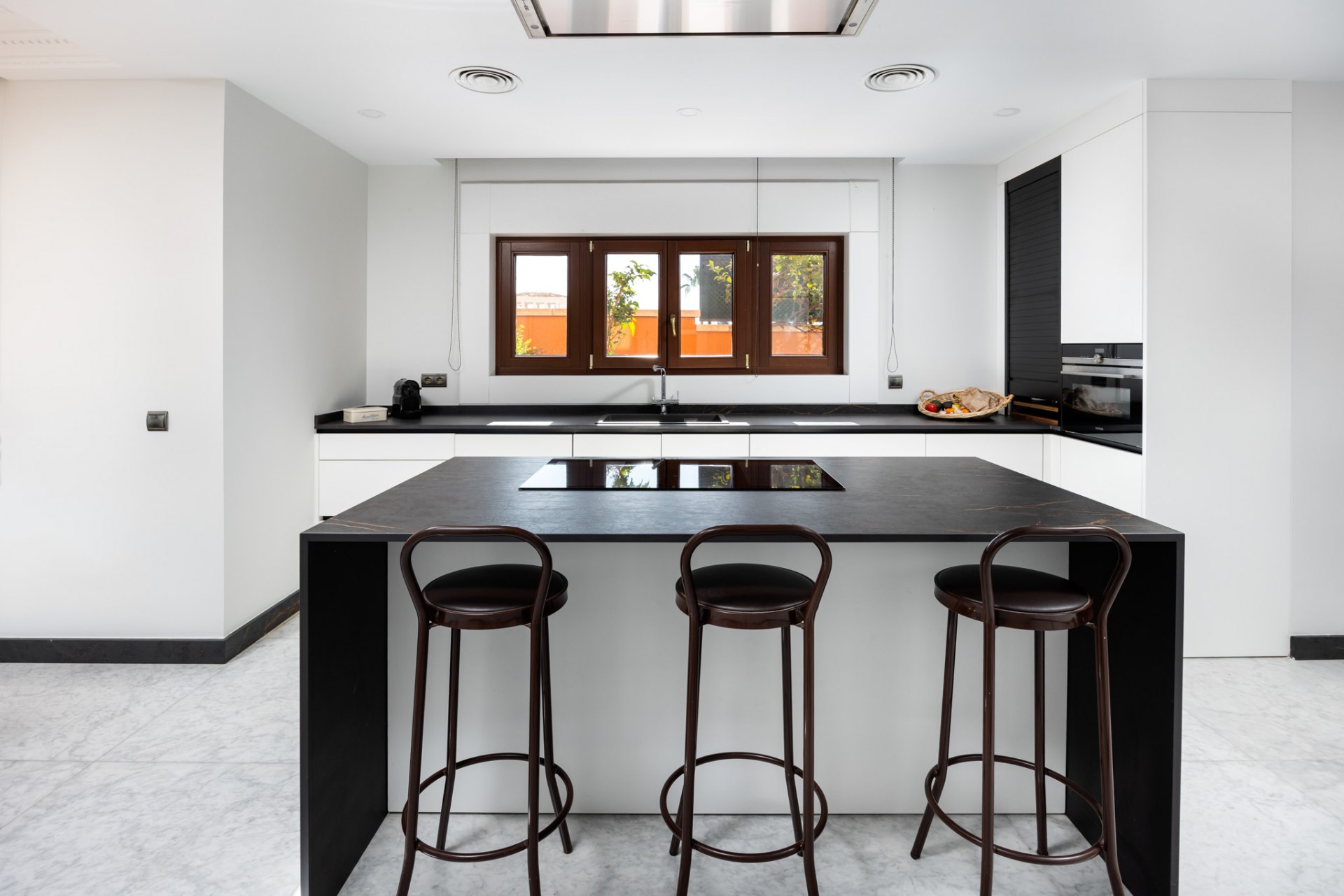 Majestic villa with privacy, eternal views and architectural excellence in El Candado