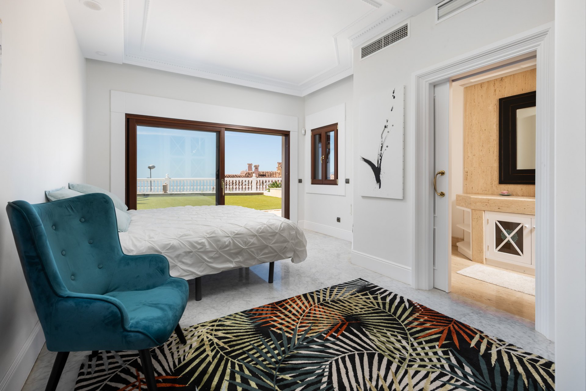 Majestic villa with privacy, eternal views and architectural excellence in El Candado