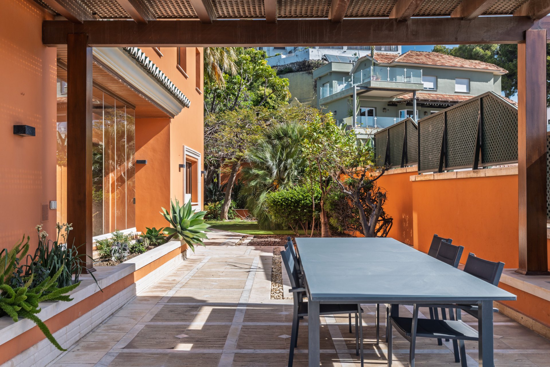 Majestic villa with privacy, eternal views and architectural excellence in El Candado