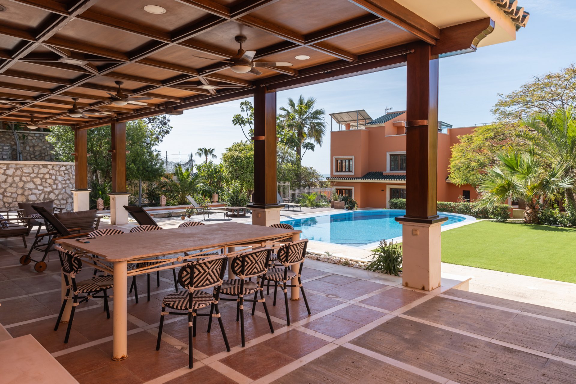 Majestic villa with privacy, eternal views and architectural excellence in El Candado