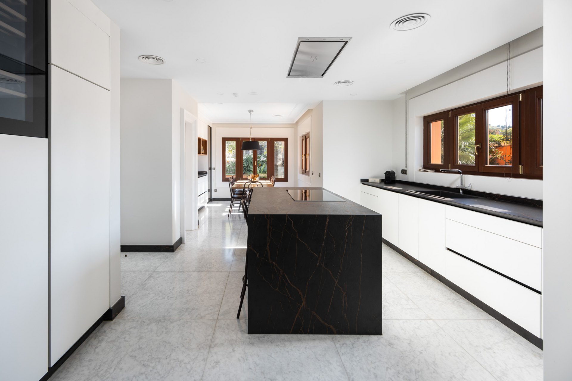 Majestic villa with privacy, eternal views and architectural excellence in El Candado