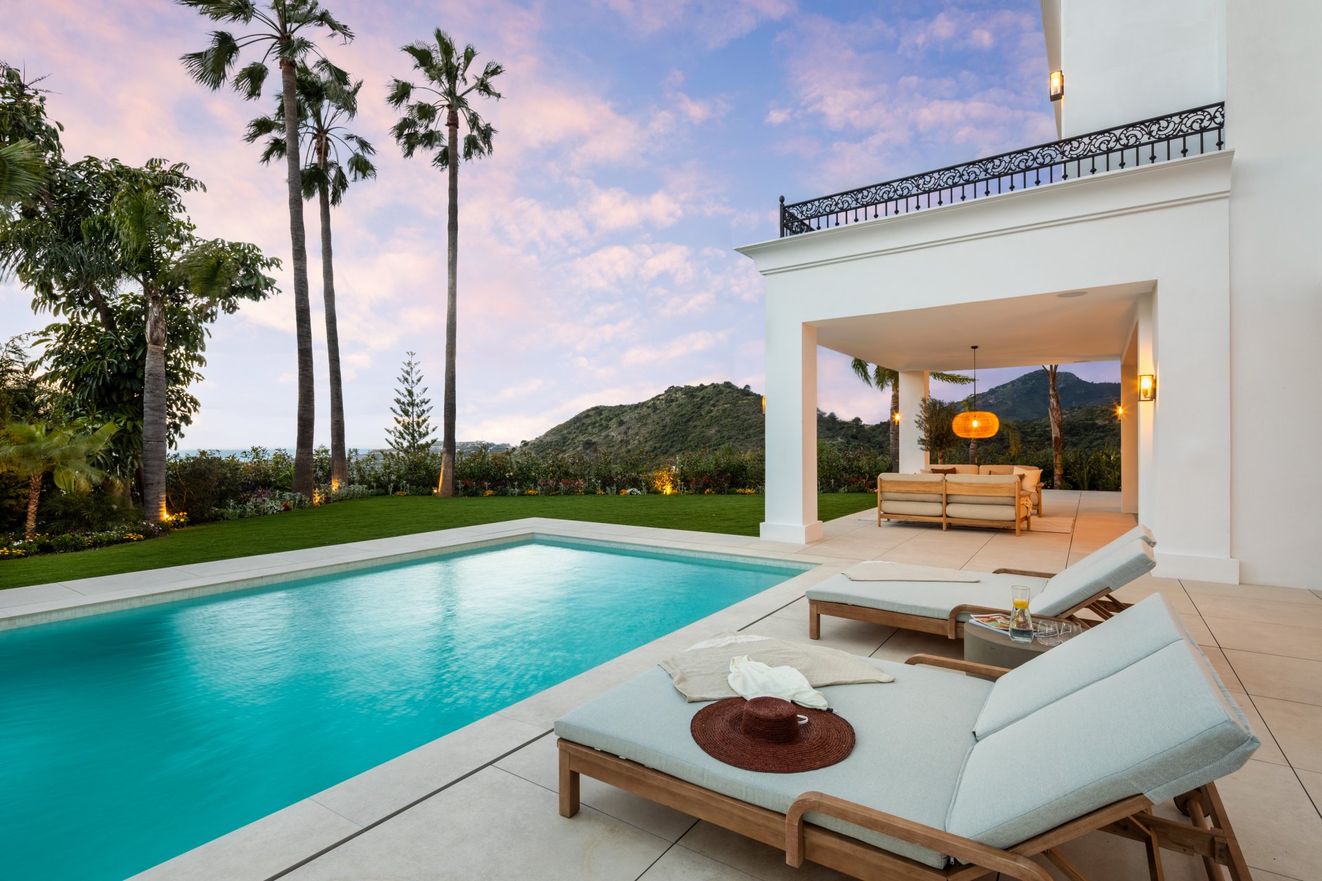 Modern villa with Mediterranean elegance in Los Arqueros, Benahavís