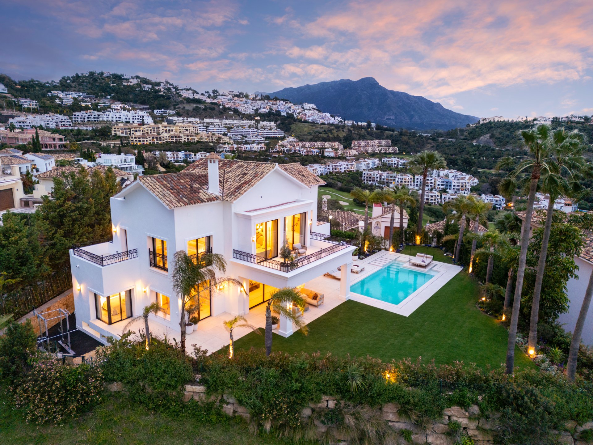 Modern villa with Mediterranean elegance in Los Arqueros, Benahavís