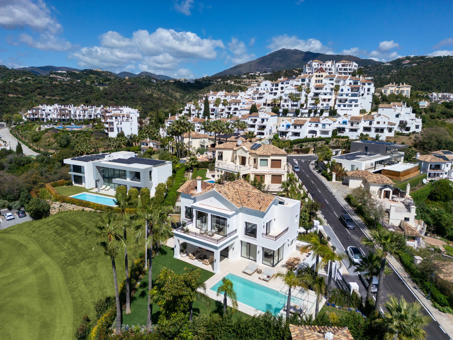 Modern villa with Mediterranean elegance in Los Arqueros, Benahavís