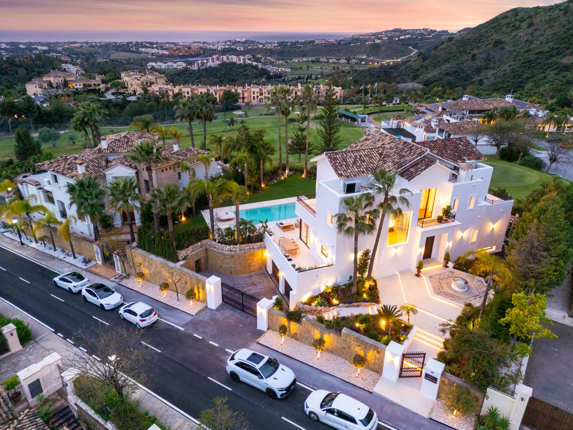 Modern villa with Mediterranean elegance in Los Arqueros, Benahavís