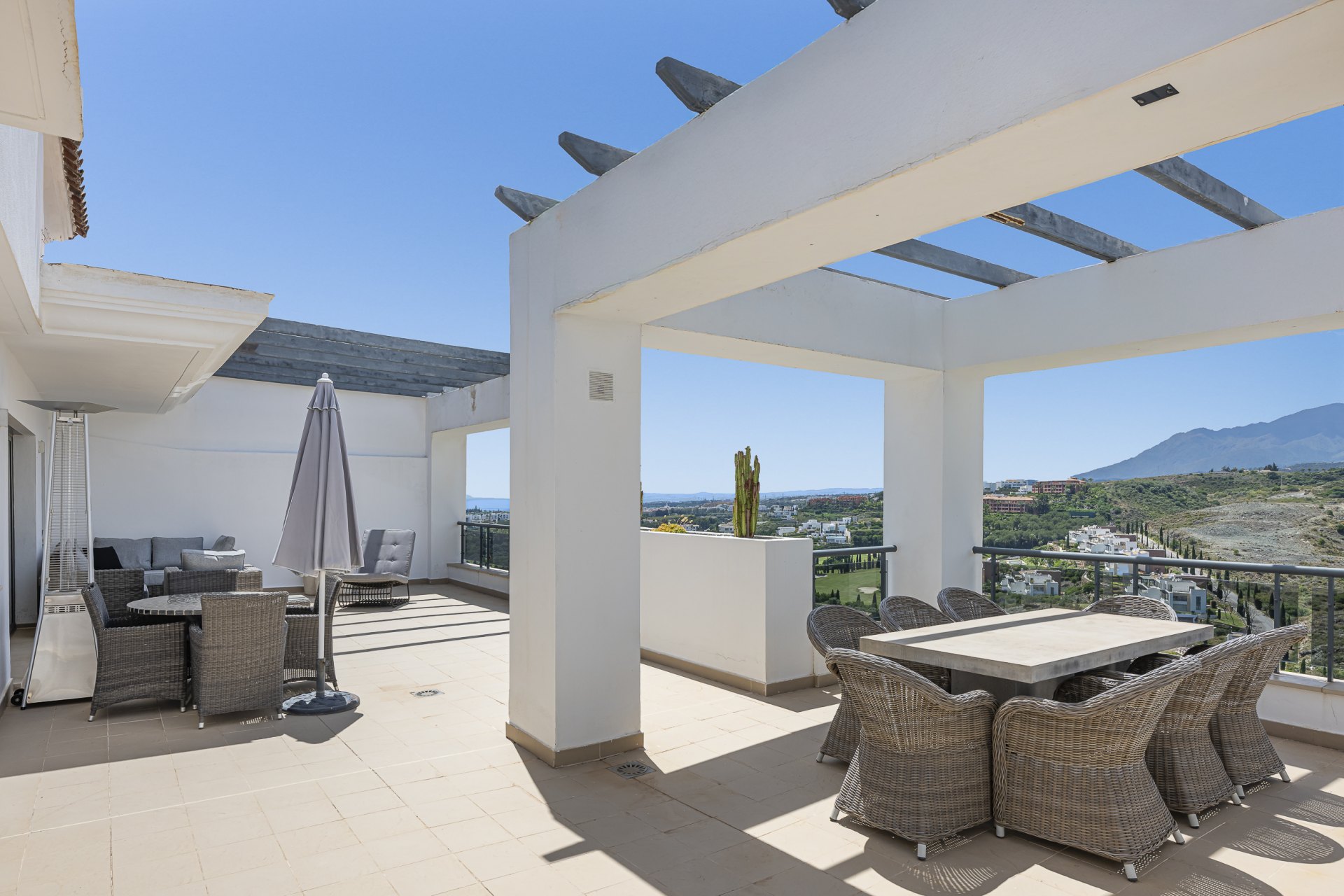 Ático en un entorno privilegiado con vistas panorámicas al mar y al golf en Los Flamingos, Benahavís