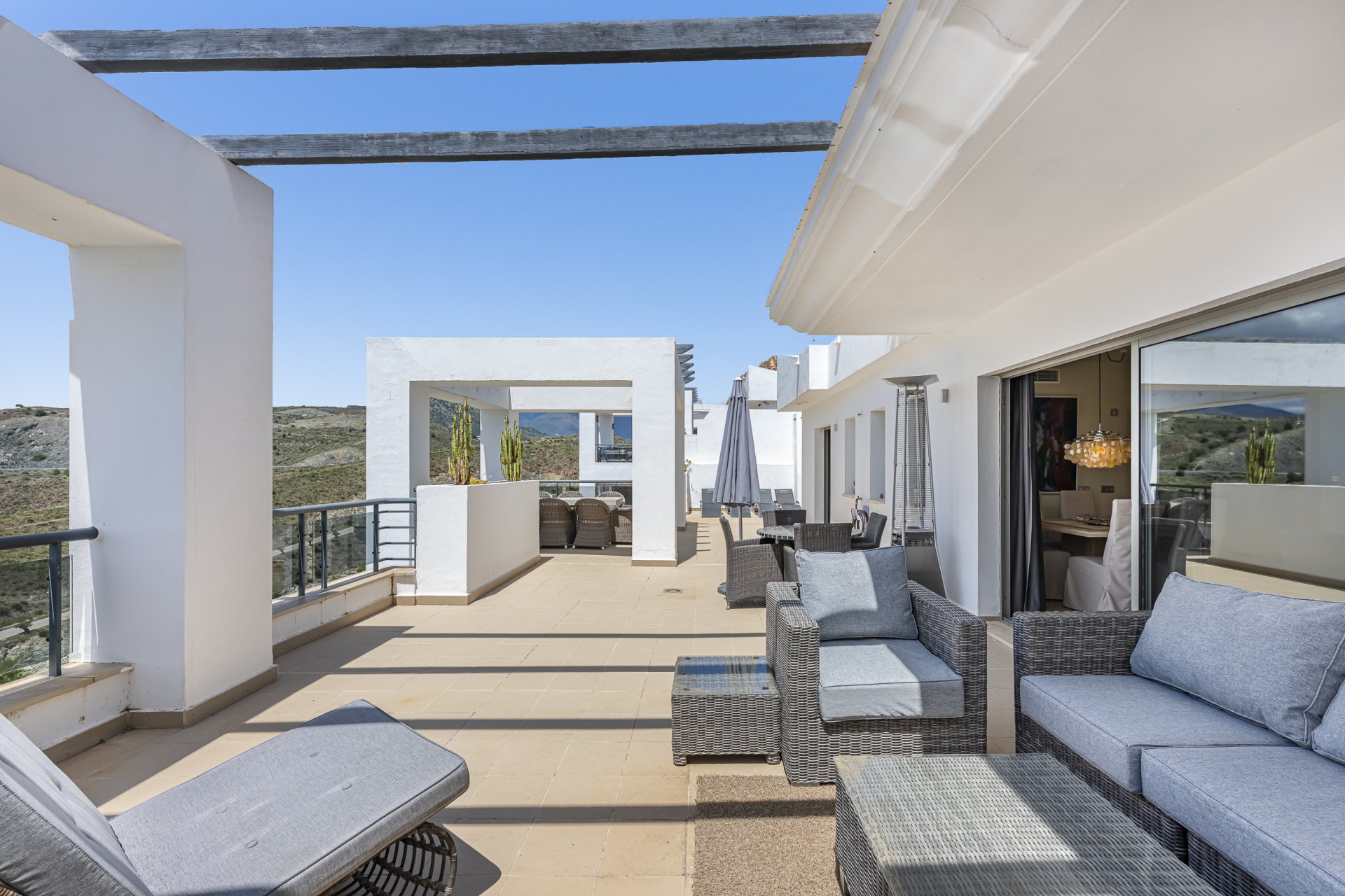 Ático en un entorno privilegiado con vistas panorámicas al mar y al golf en Los Flamingos, Benahavís