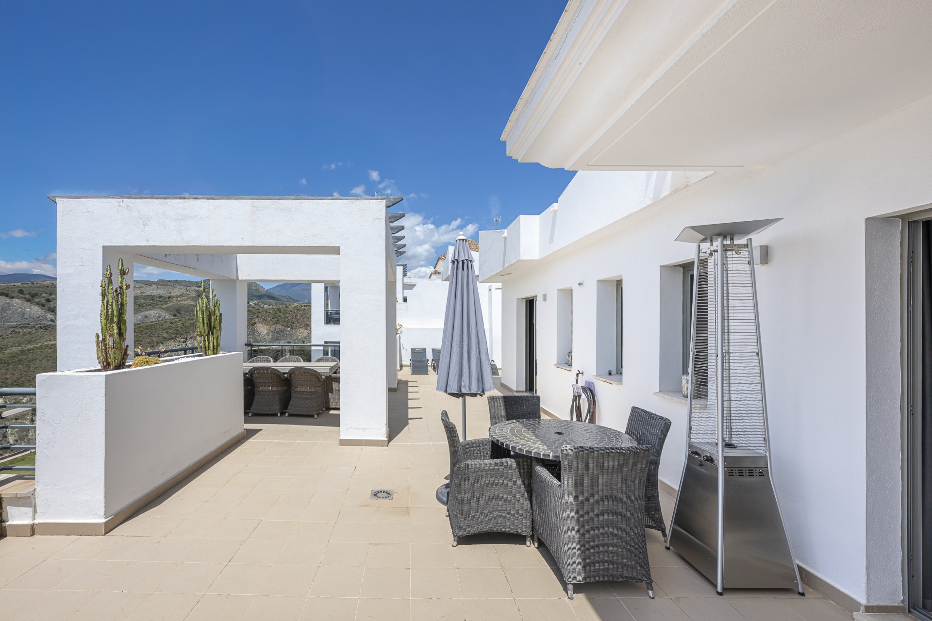 Ático en un entorno privilegiado con vistas panorámicas al mar y al golf en Los Flamingos, Benahavís