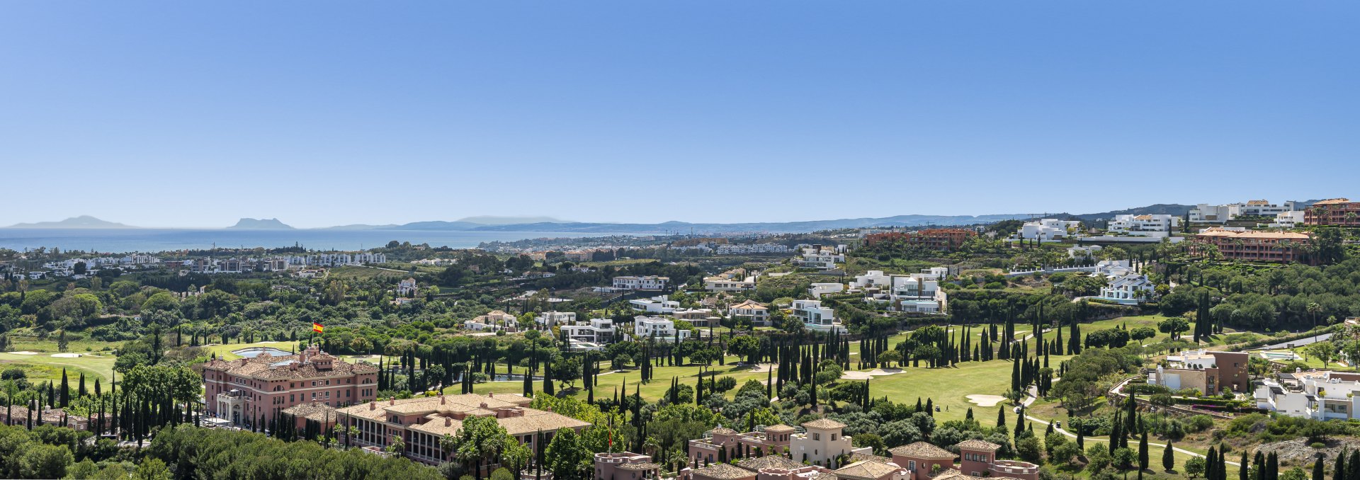 Ático en un entorno privilegiado con vistas panorámicas al mar y al golf en Los Flamingos, Benahavís