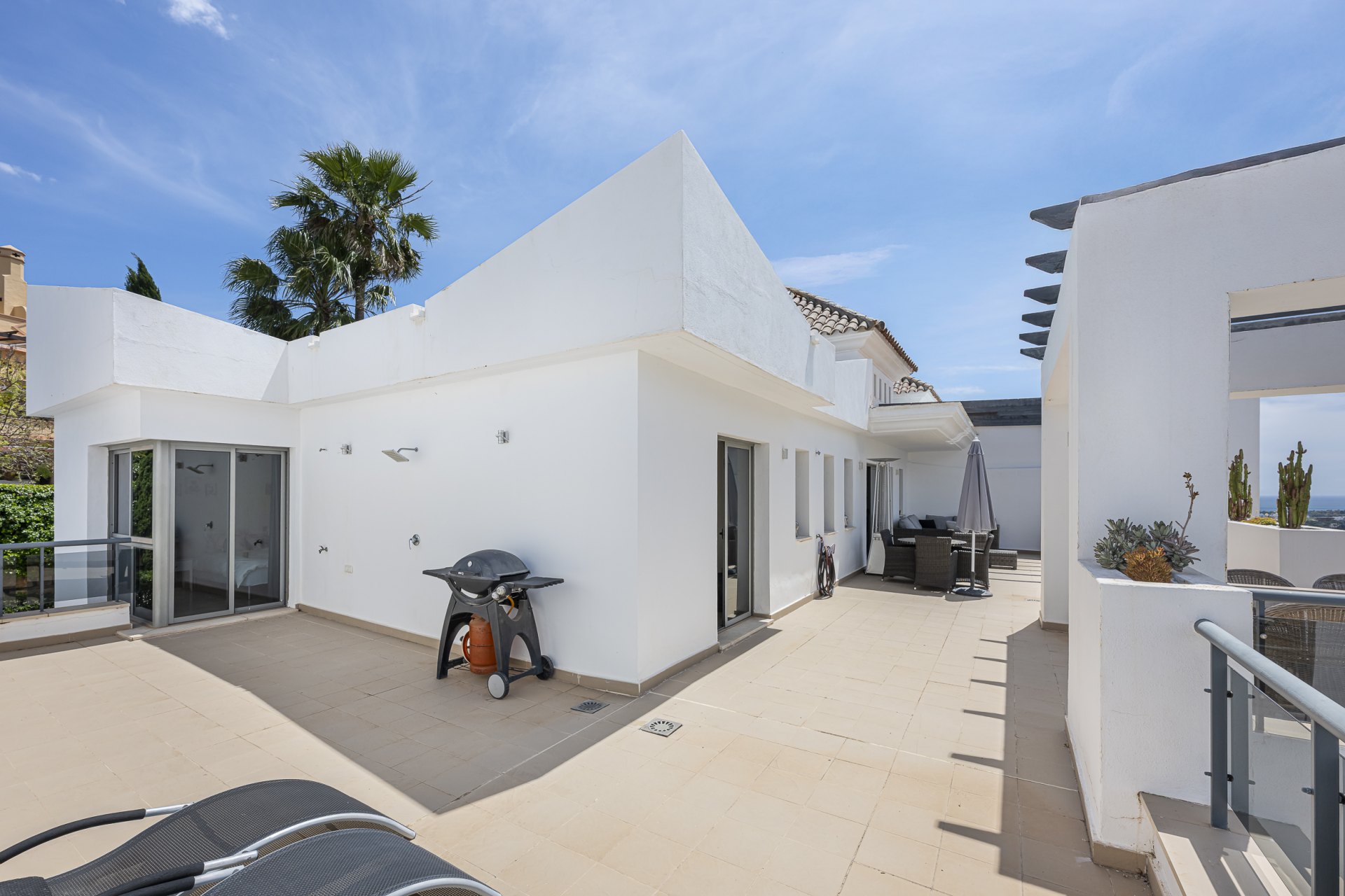 Ático en un entorno privilegiado con vistas panorámicas al mar y al golf en Los Flamingos, Benahavís