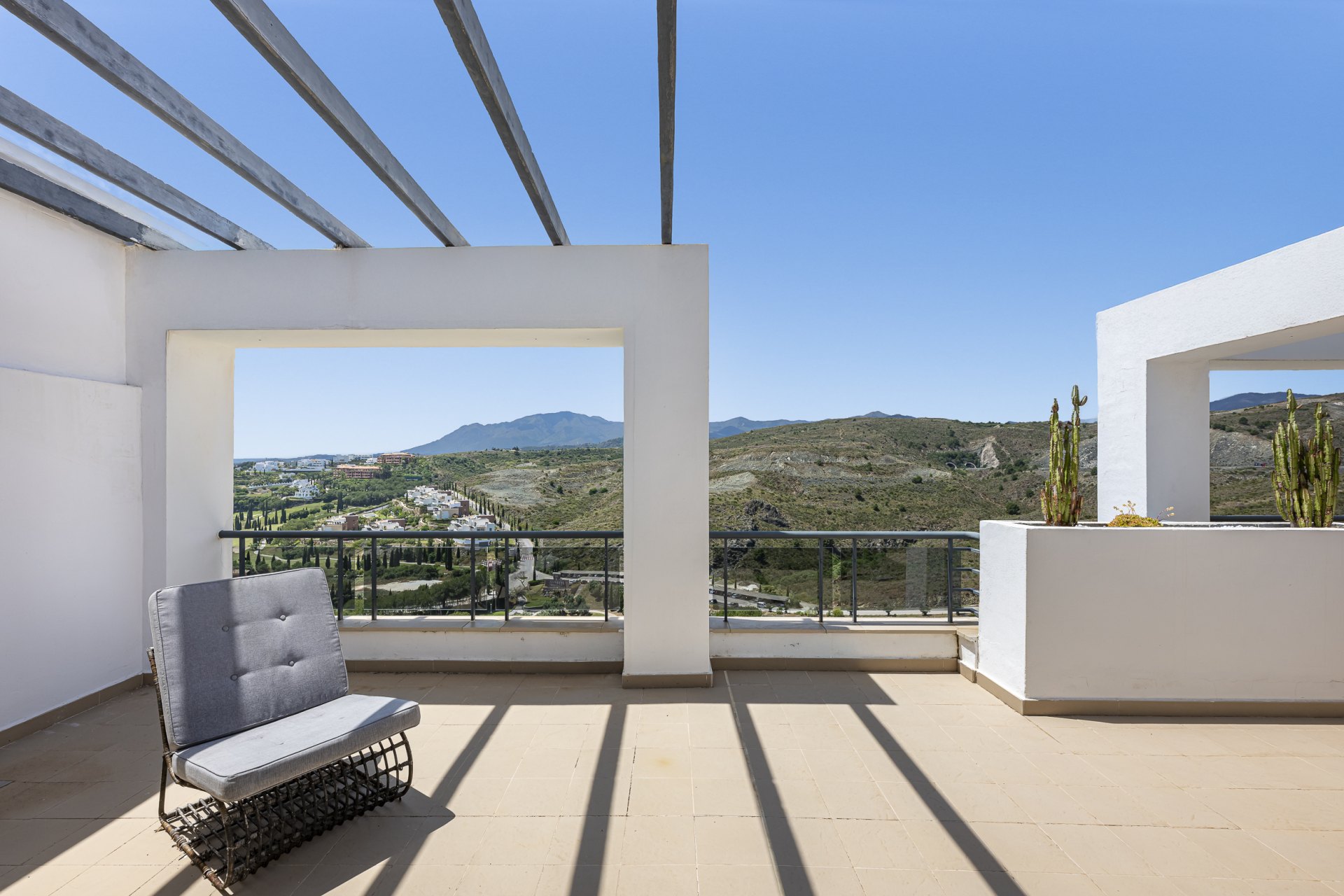 Ático en un entorno privilegiado con vistas panorámicas al mar y al golf en Los Flamingos, Benahavís