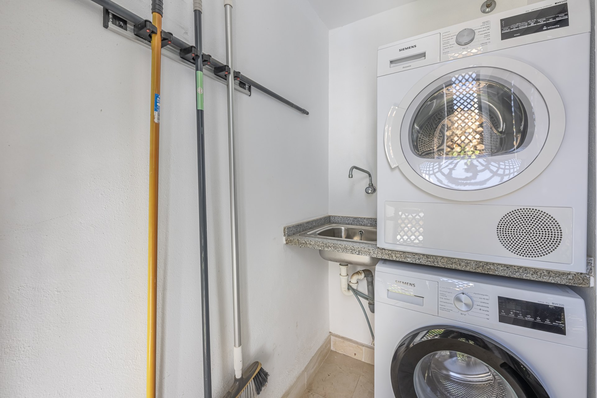 Ático en un entorno privilegiado con vistas panorámicas al mar y al golf en Los Flamingos, Benahavís