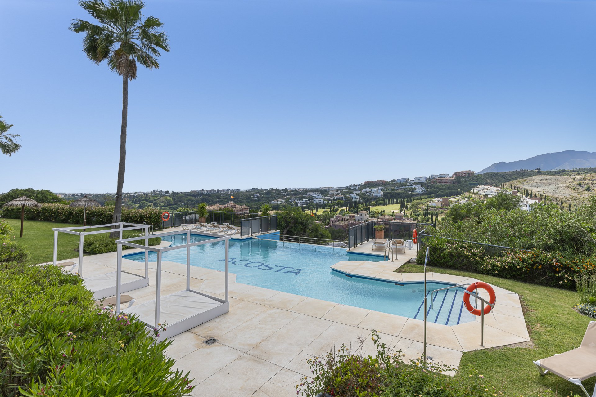 Ático en un entorno privilegiado con vistas panorámicas al mar y al golf en Los Flamingos, Benahavís