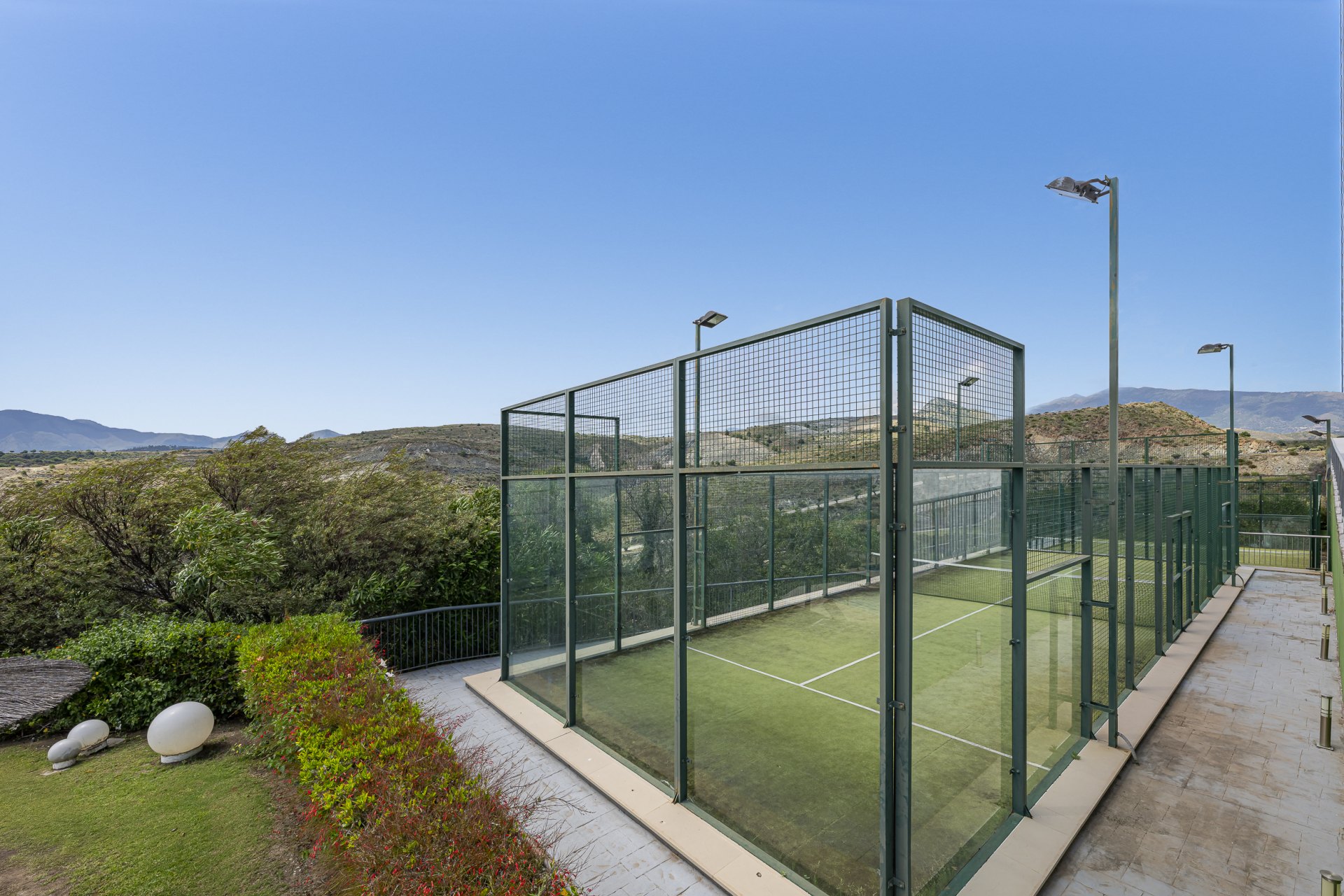 Ático en un entorno privilegiado con vistas panorámicas al mar y al golf en Los Flamingos, Benahavís