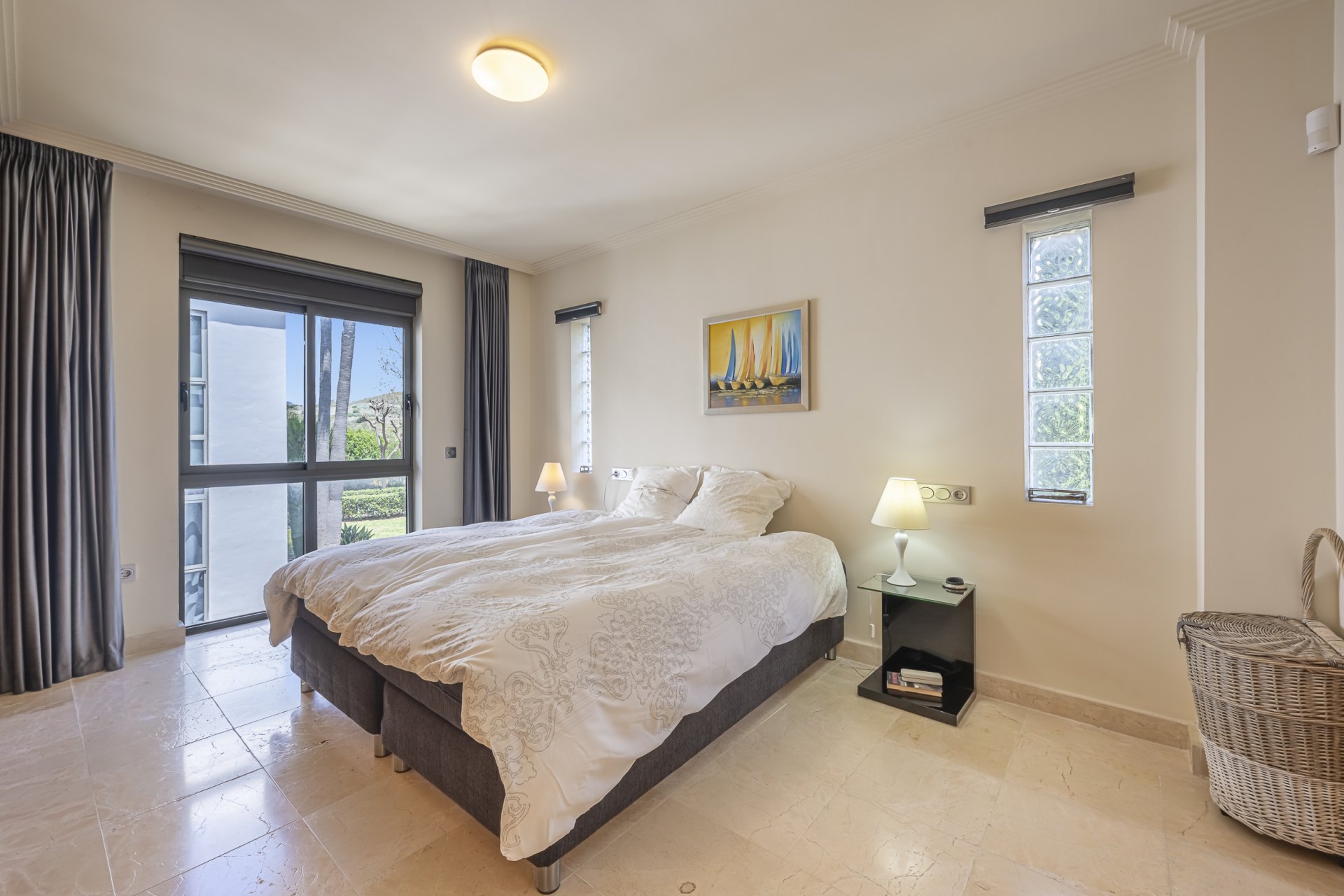 Ático en un entorno privilegiado con vistas panorámicas al mar y al golf en Los Flamingos, Benahavís