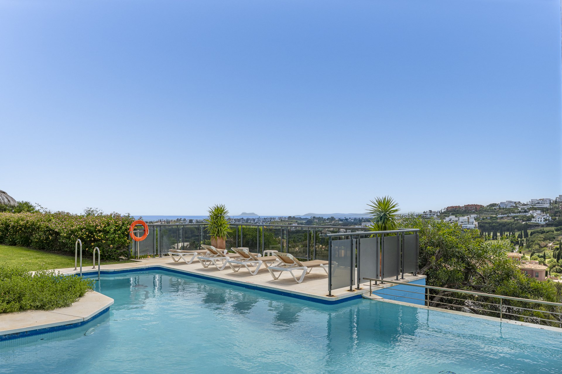 Ático en un entorno privilegiado con vistas panorámicas al mar y al golf en Los Flamingos, Benahavís