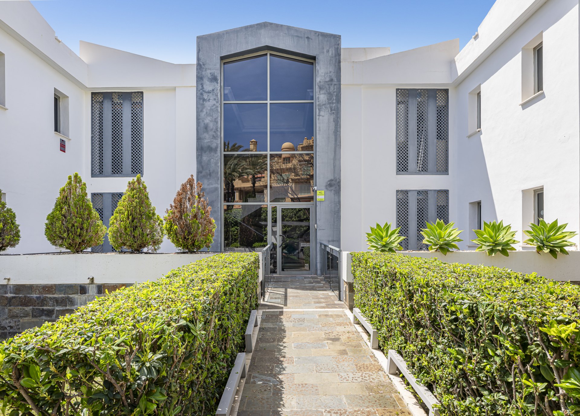 Ático en un entorno privilegiado con vistas panorámicas al mar y al golf en Los Flamingos, Benahavís