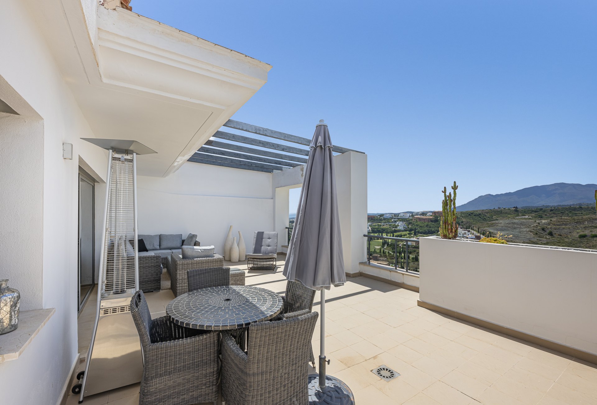 Ático en un entorno privilegiado con vistas panorámicas al mar y al golf en Los Flamingos, Benahavís