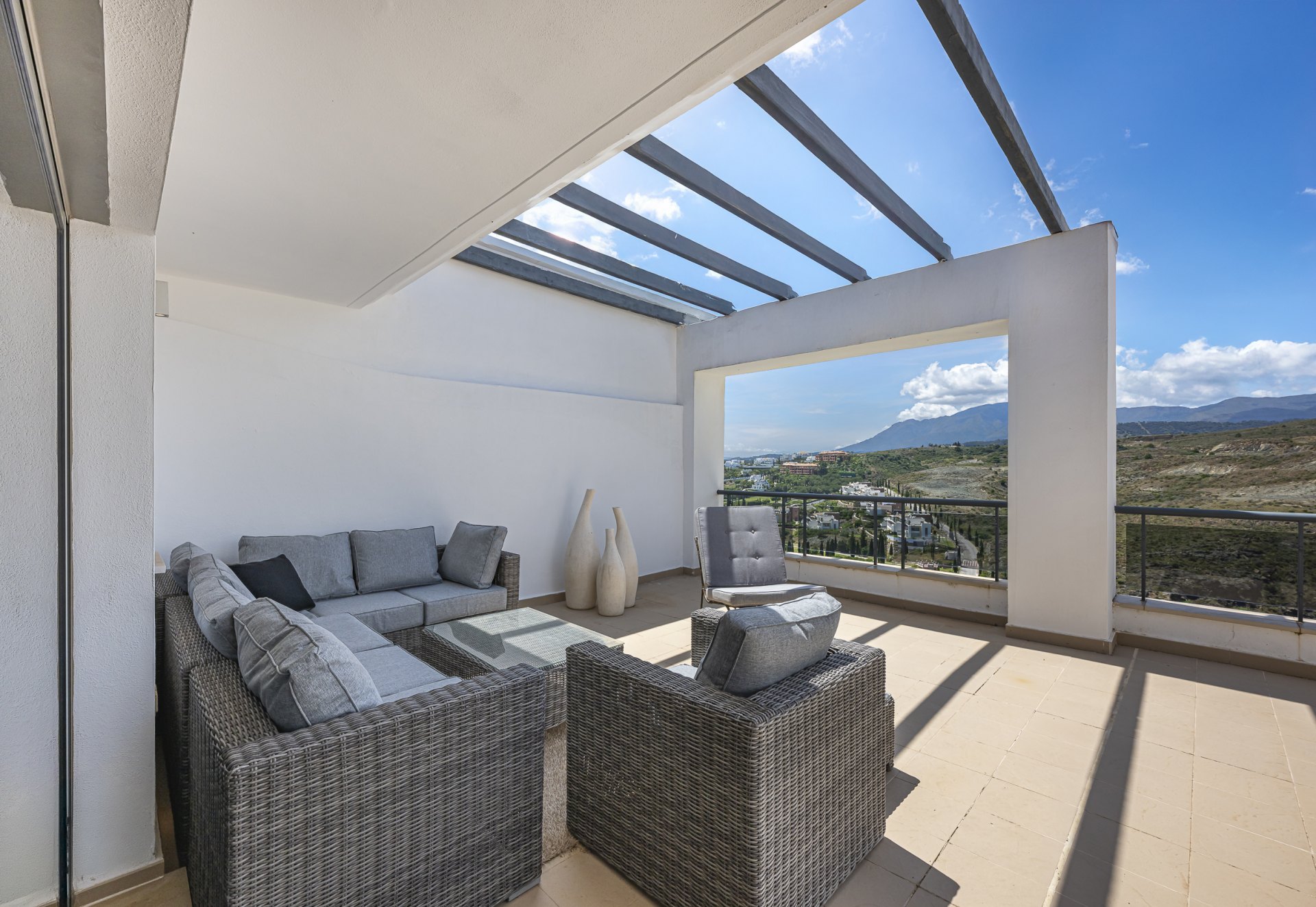 Ático en un entorno privilegiado con vistas panorámicas al mar y al golf en Los Flamingos, Benahavís