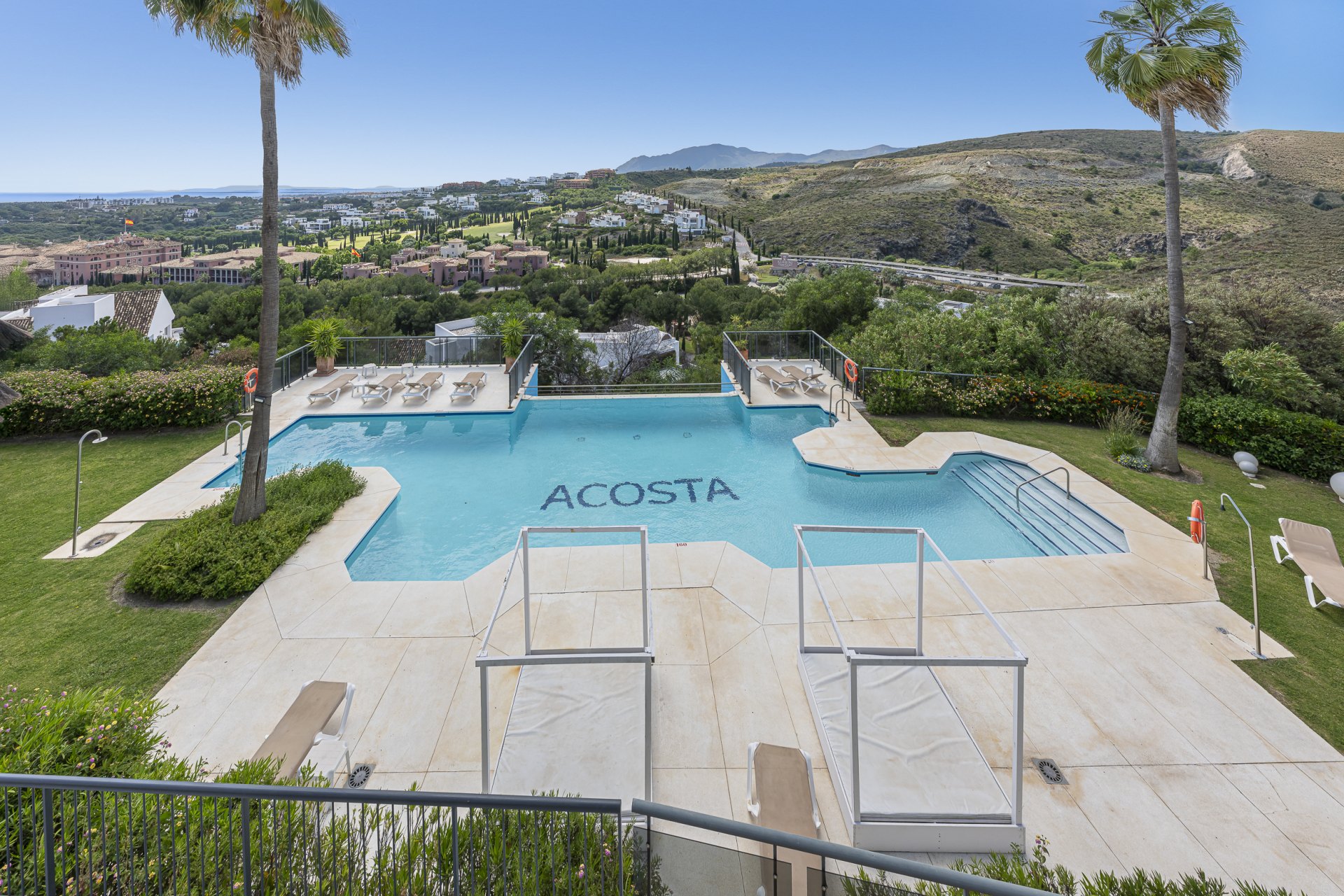 Ático en un entorno privilegiado con vistas panorámicas al mar y al golf en Los Flamingos, Benahavís