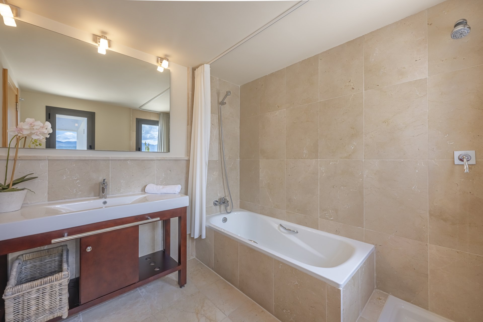 Ático en un entorno privilegiado con vistas panorámicas al mar y al golf en Los Flamingos, Benahavís