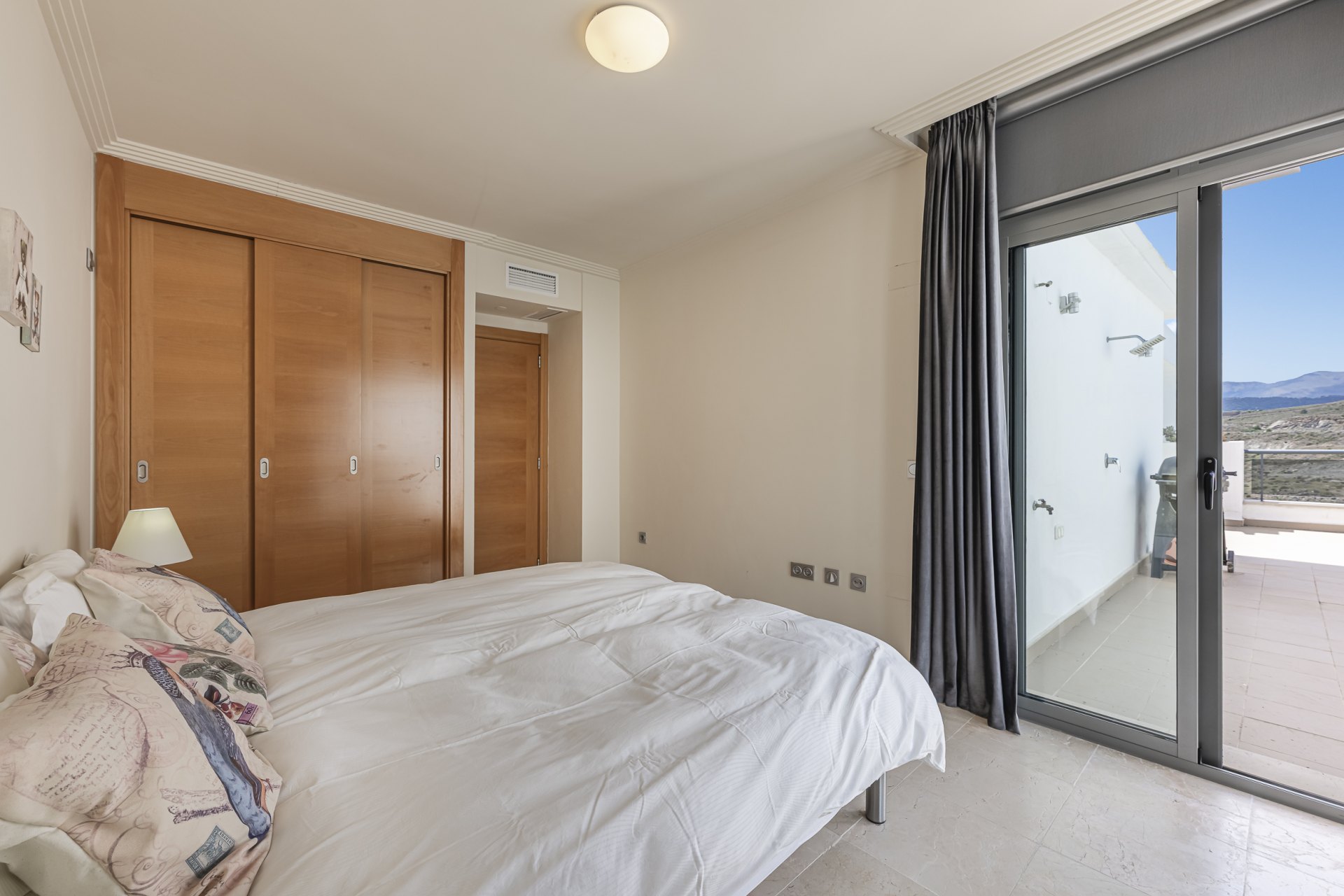 Ático en un entorno privilegiado con vistas panorámicas al mar y al golf en Los Flamingos, Benahavís