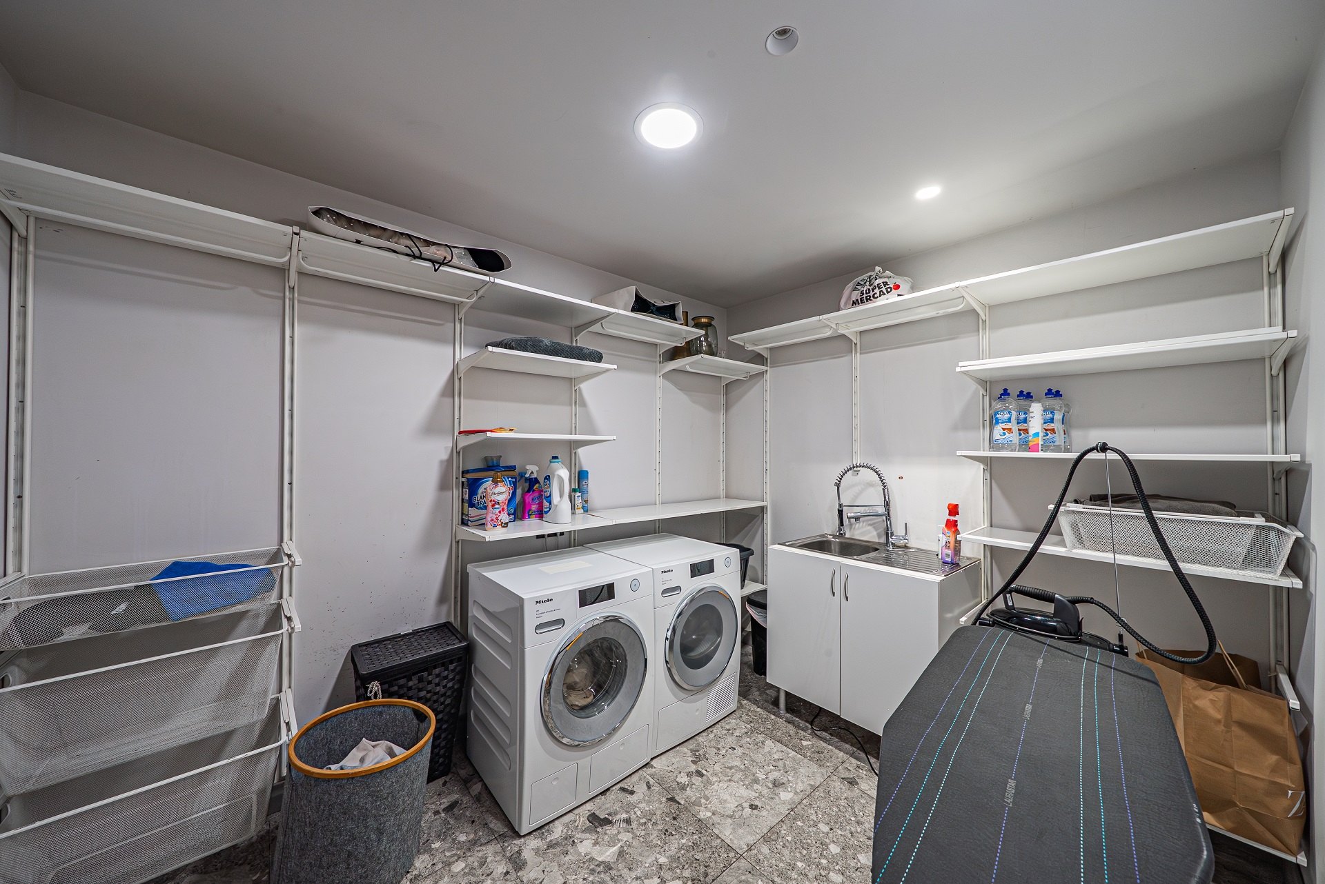 Exclusiva villa moderna frente al campo de golf en Guadalmina baja