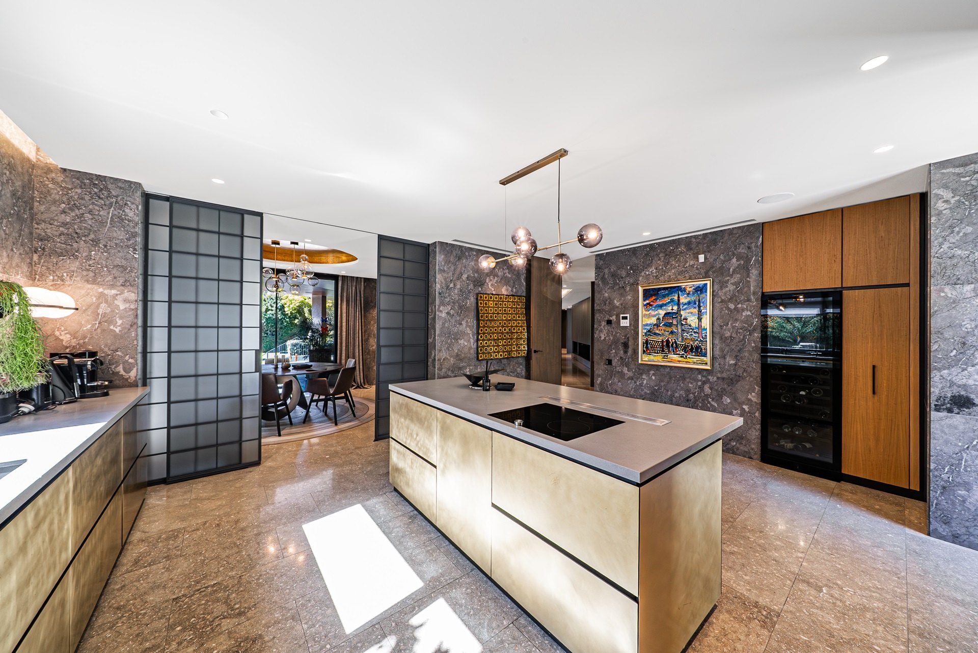 Exclusiva villa moderna frente al campo de golf en Guadalmina baja