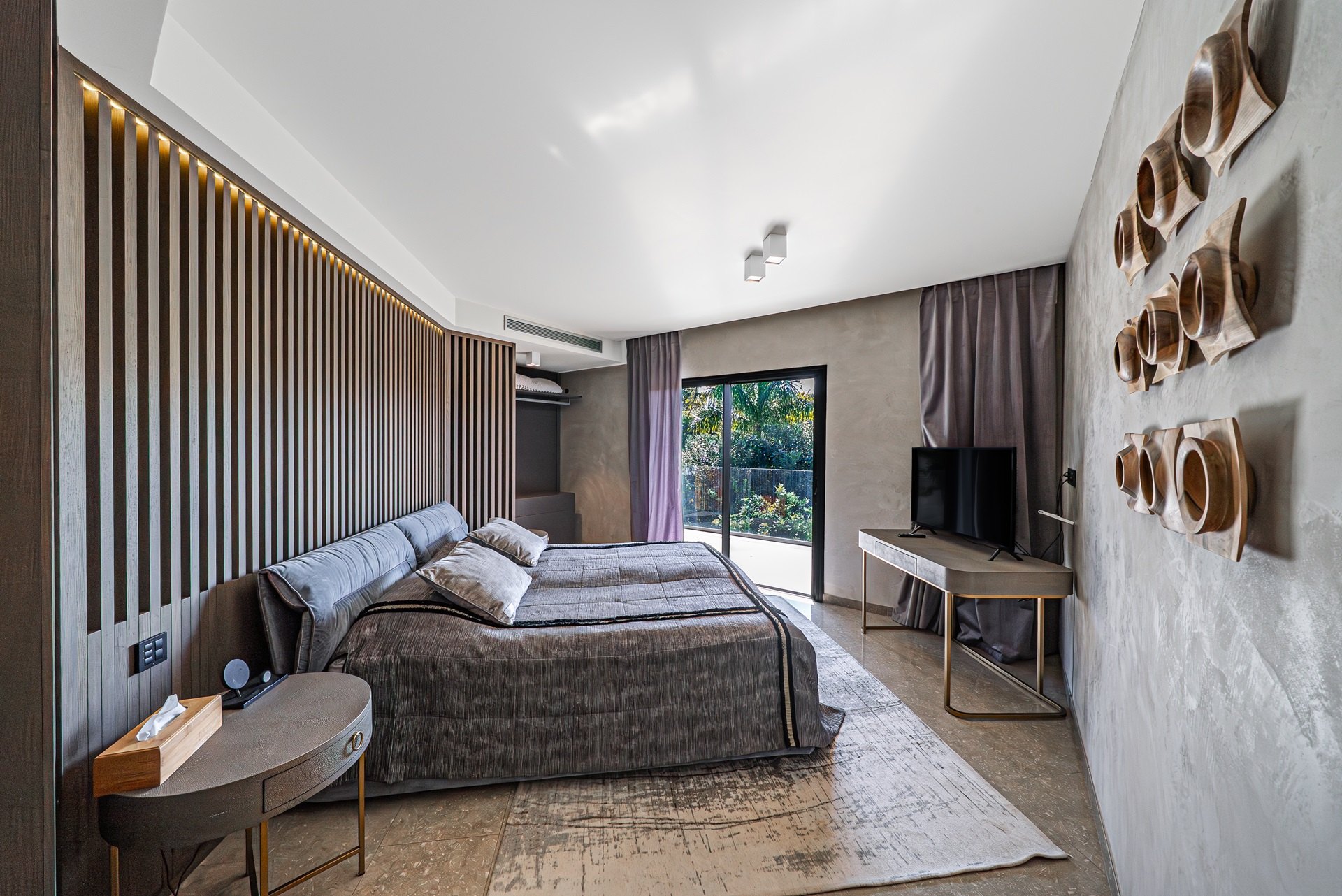 Exclusiva villa moderna frente al campo de golf en Guadalmina baja