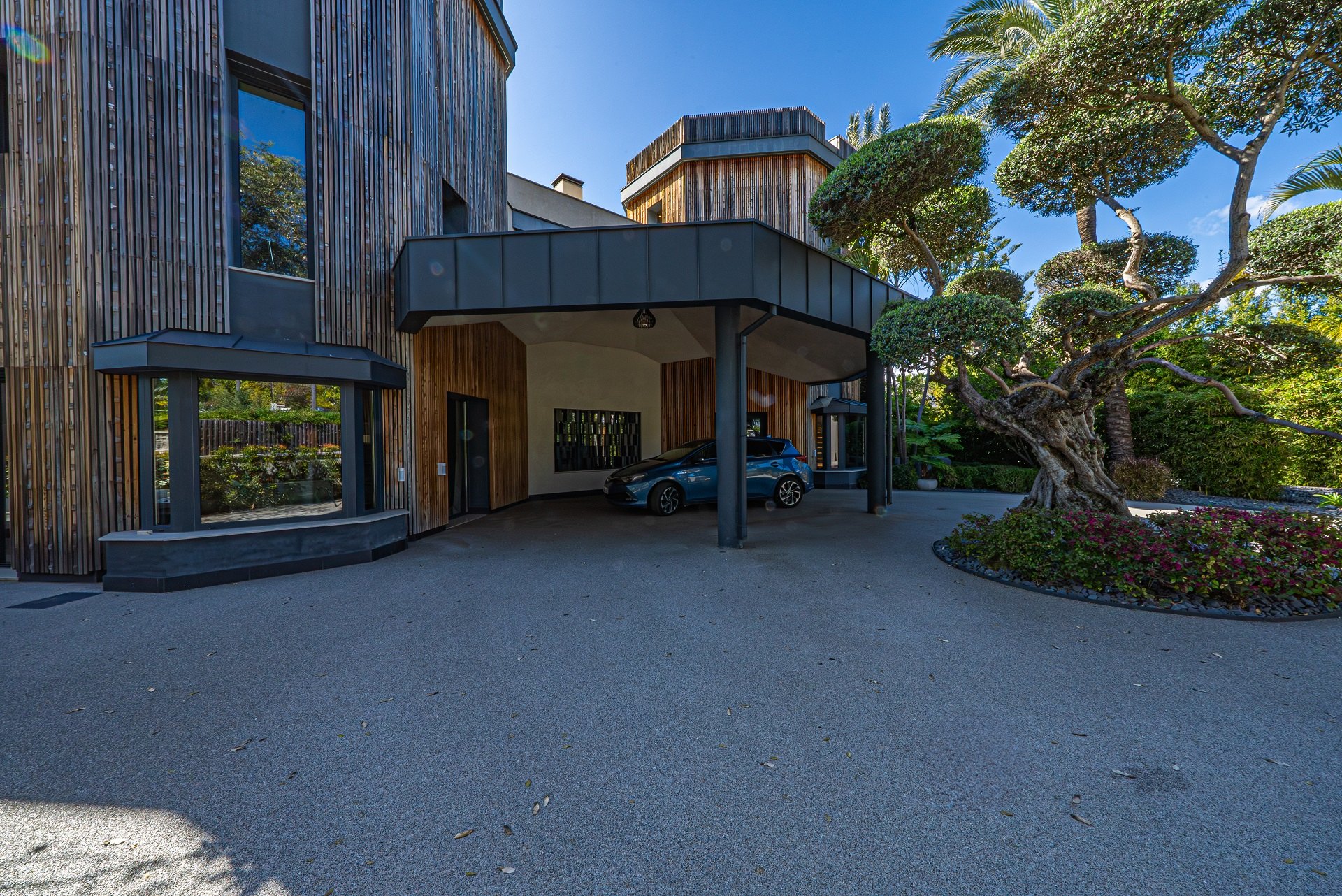 Exclusiva villa moderna frente al campo de golf en Guadalmina baja