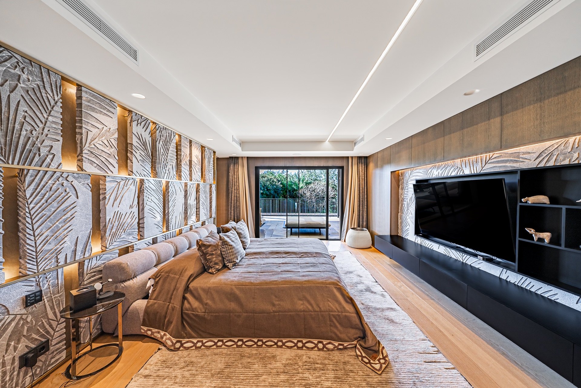 Exclusiva villa moderna frente al campo de golf en Guadalmina baja