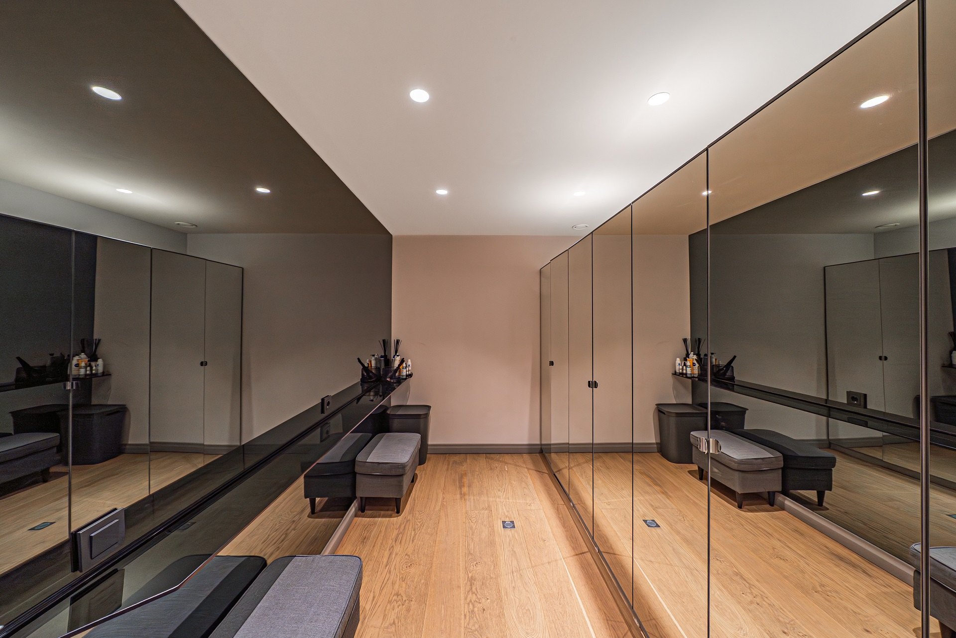 Exclusiva villa moderna frente al campo de golf en Guadalmina baja