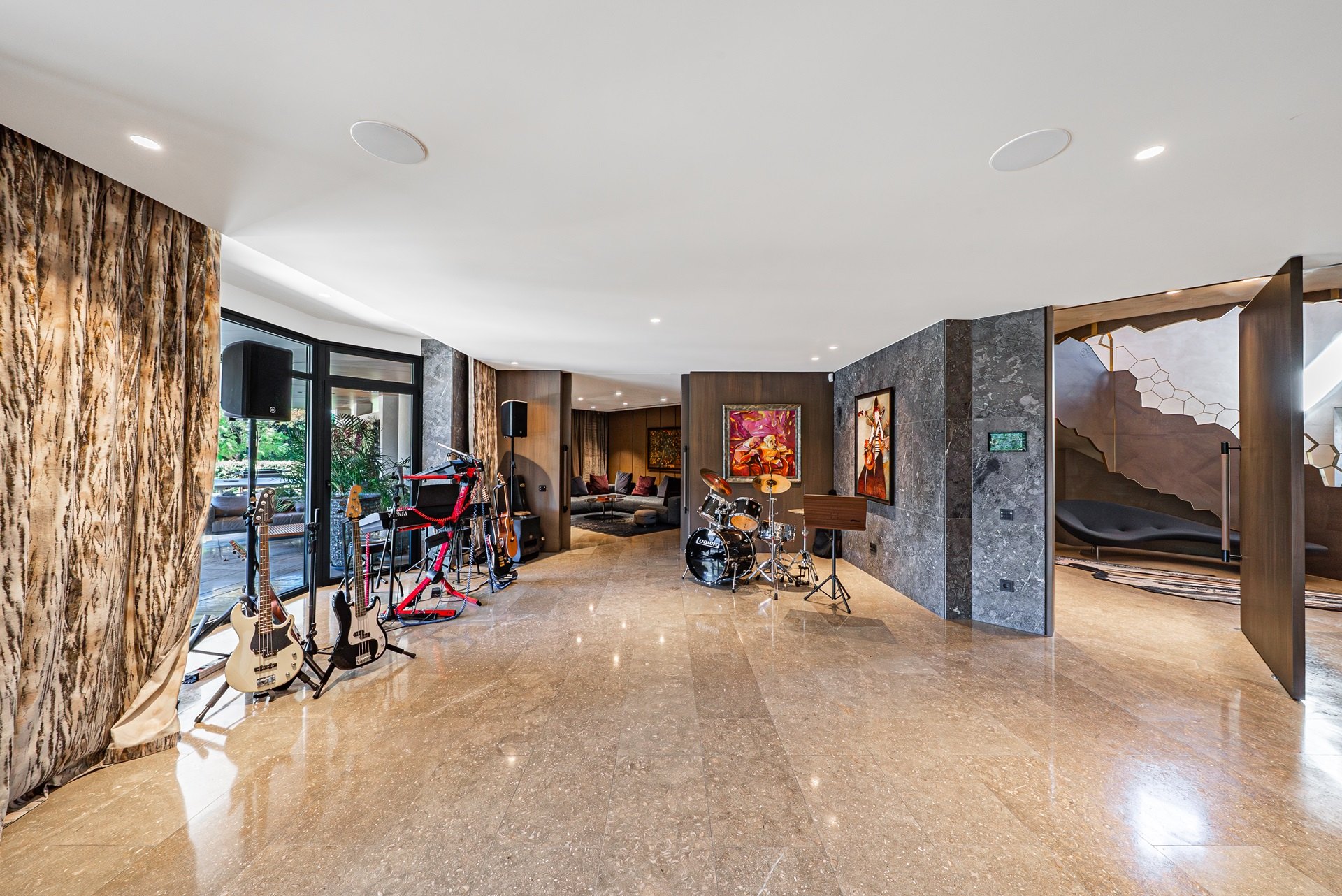 Exclusiva villa moderna frente al campo de golf en Guadalmina baja