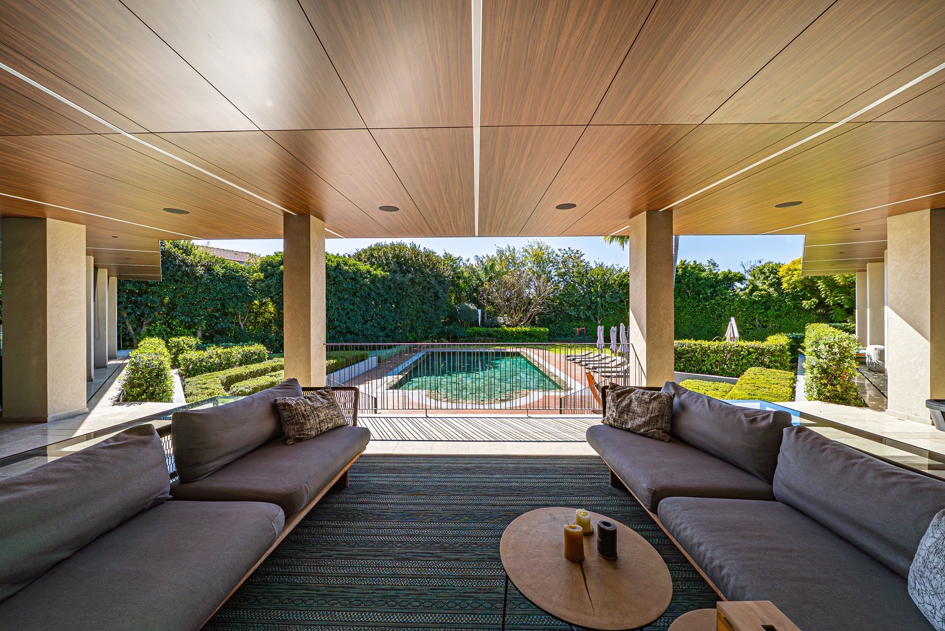 Exclusiva villa moderna frente al campo de golf en Guadalmina baja