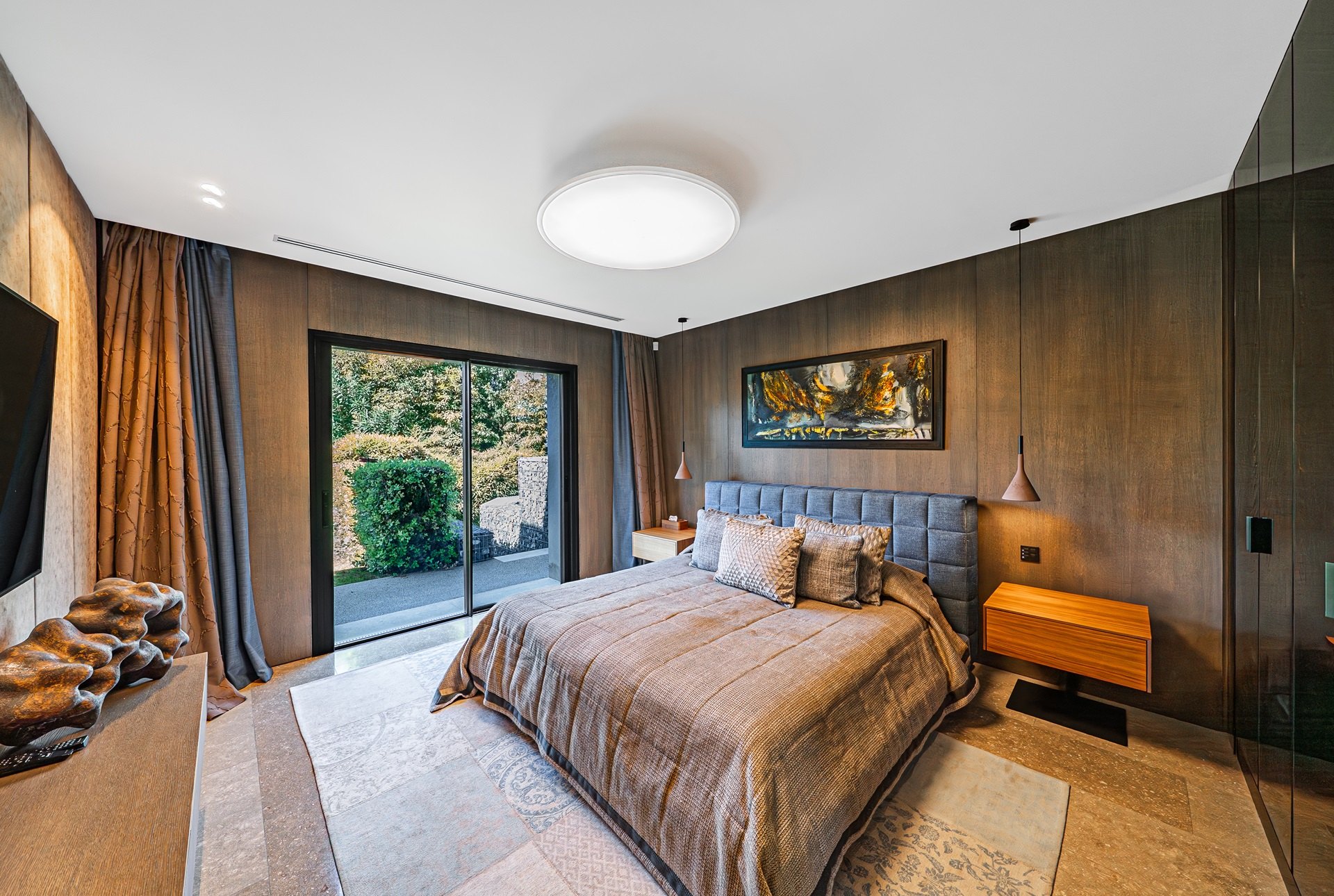 Exclusiva villa moderna frente al campo de golf en Guadalmina baja