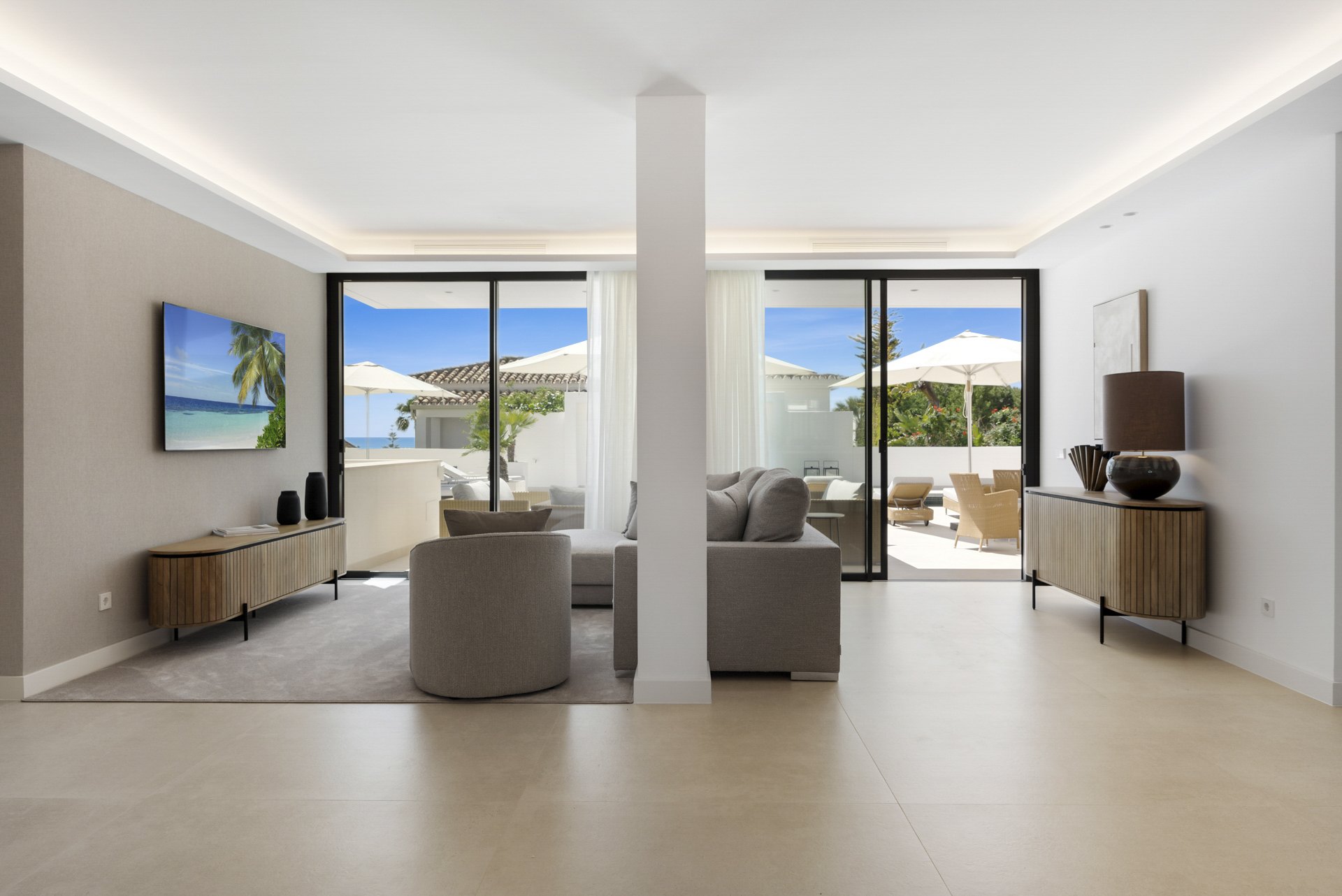 Modern and bright villa near the beach of Las Chapas