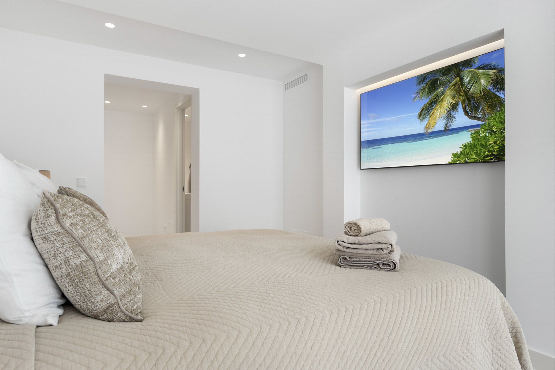 Modern and bright villa near the beach of Las Chapas