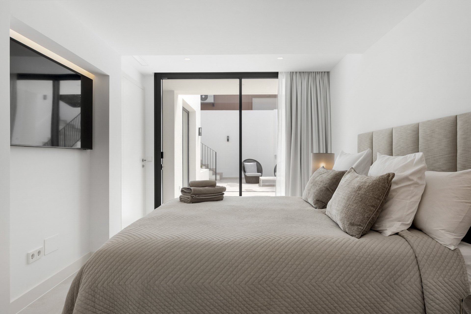 Modern and bright villa near the beach of Las Chapas