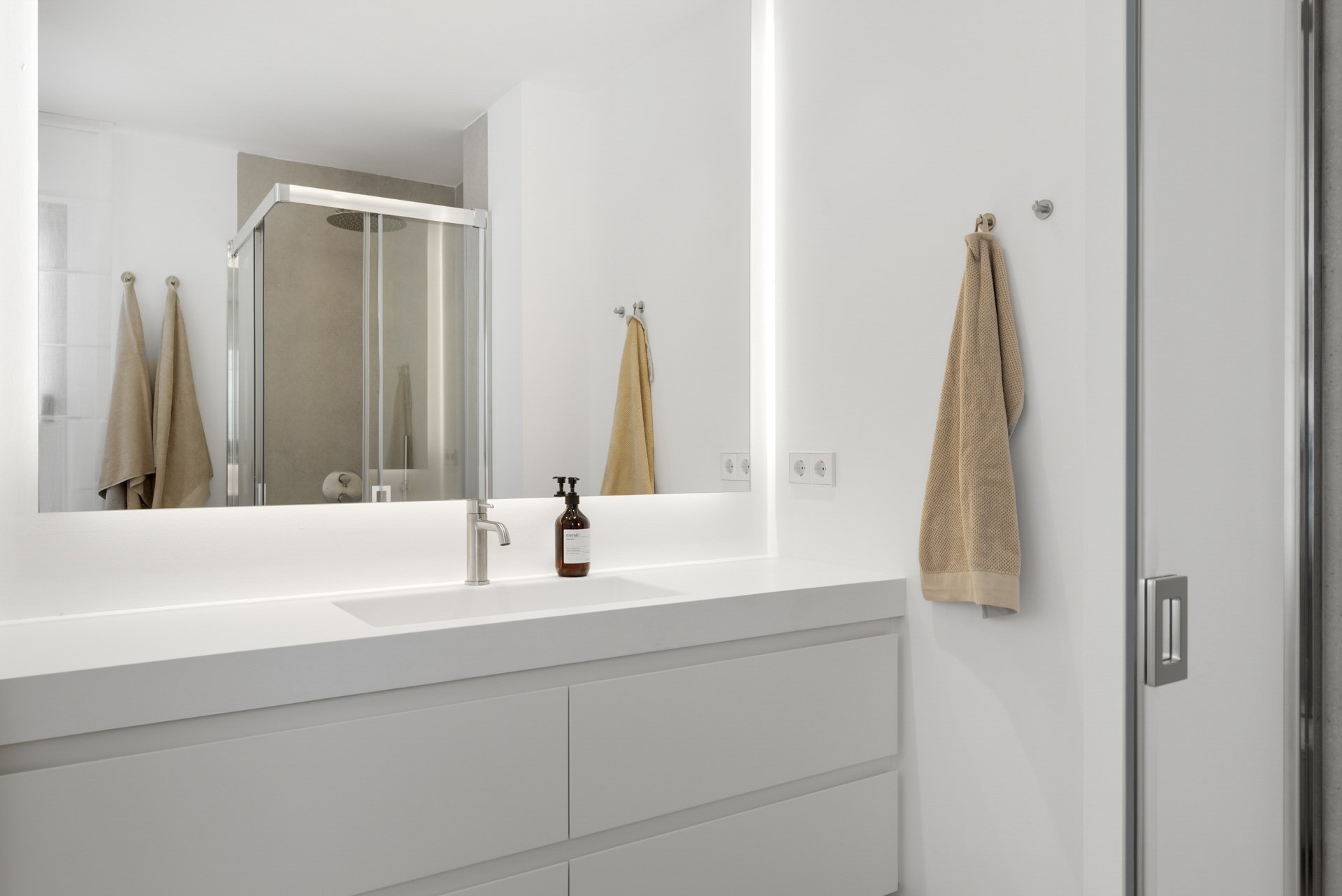 Modern and bright villa near the beach of Las Chapas