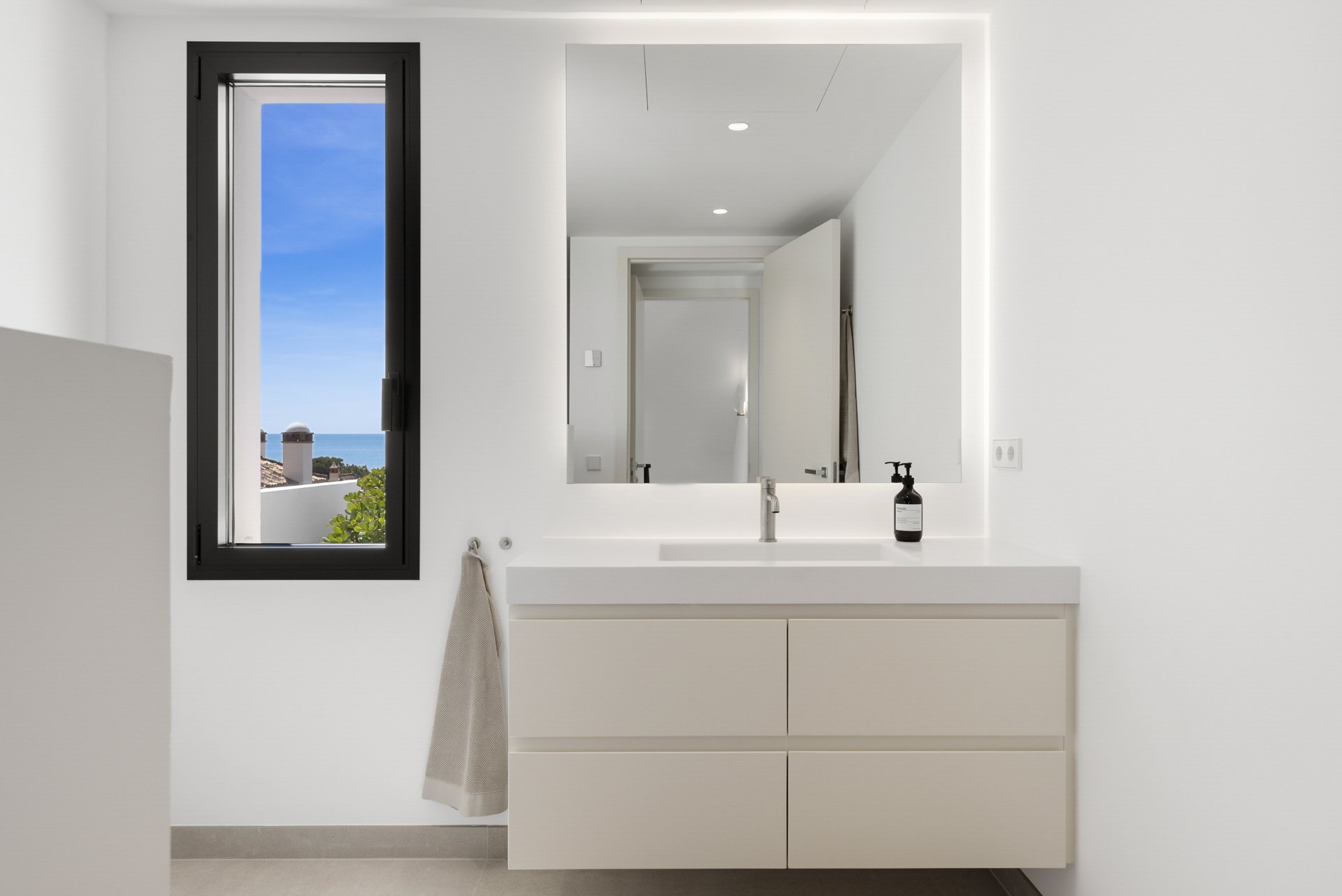 Modern and bright villa near the beach of Las Chapas