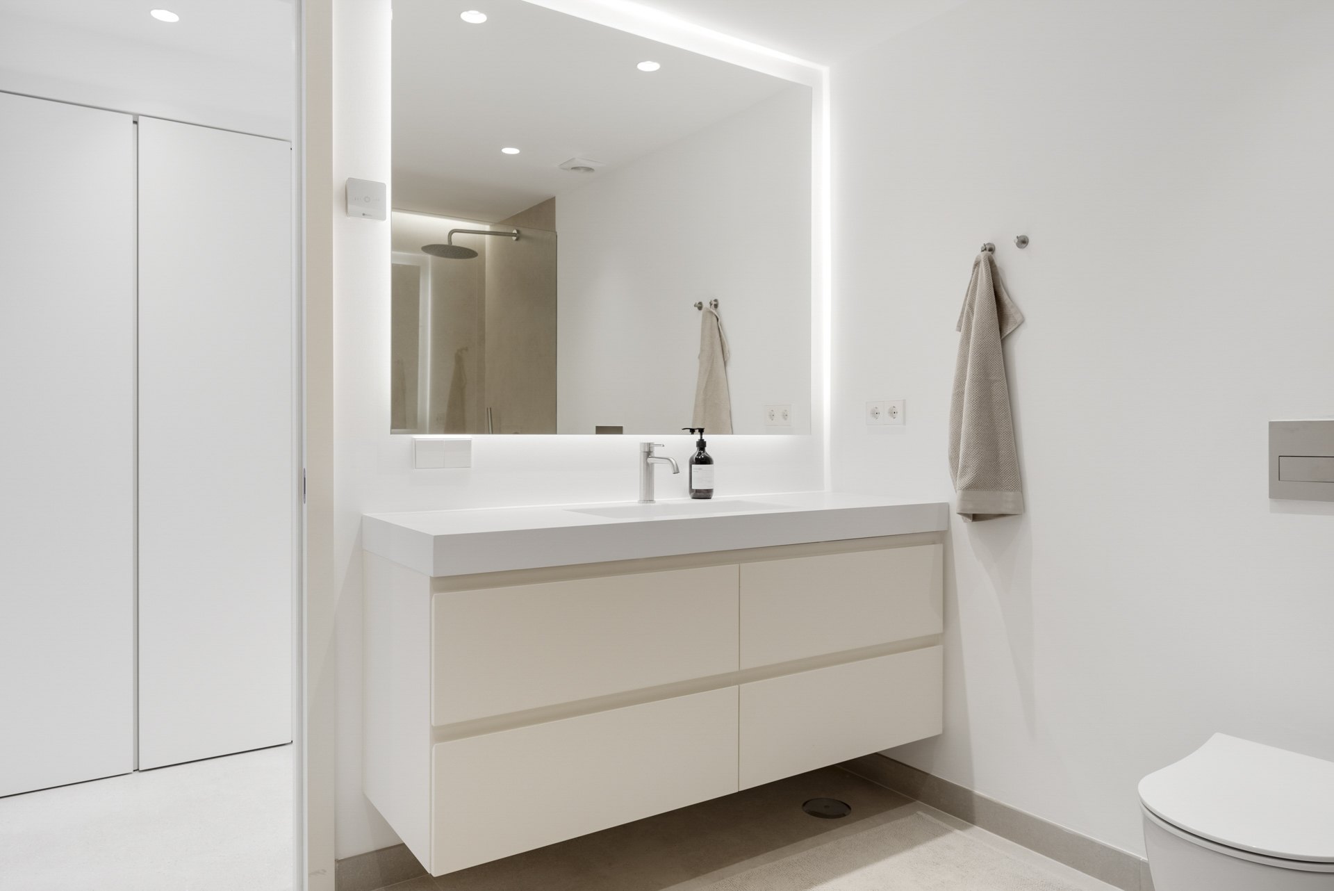 Modern and bright villa near the beach of Las Chapas