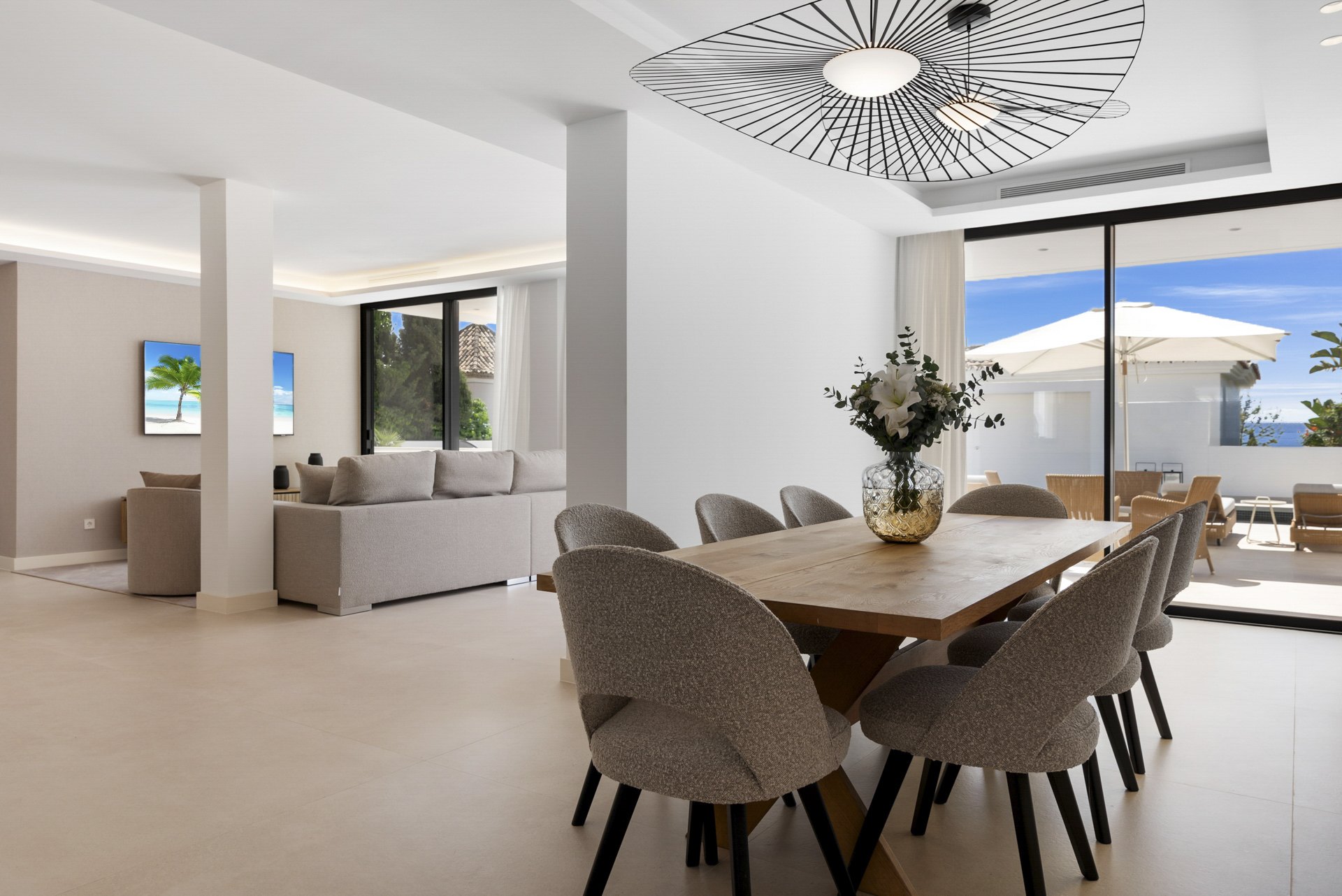 Modern and bright villa near the beach of Las Chapas