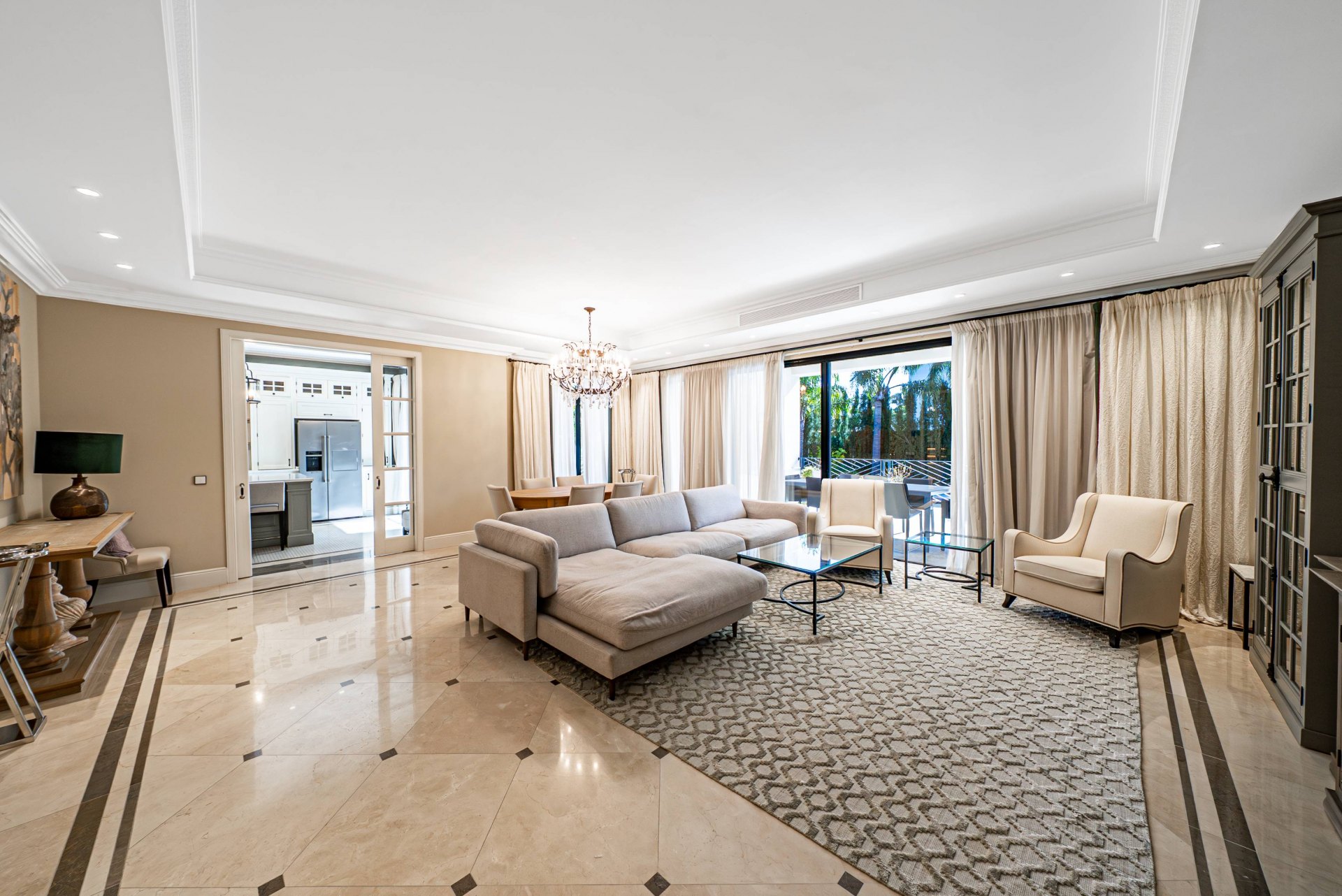 Villa de estilo moderno con hermosas vistas al mar rodeada de afamados campos de golf en Los Flamingos