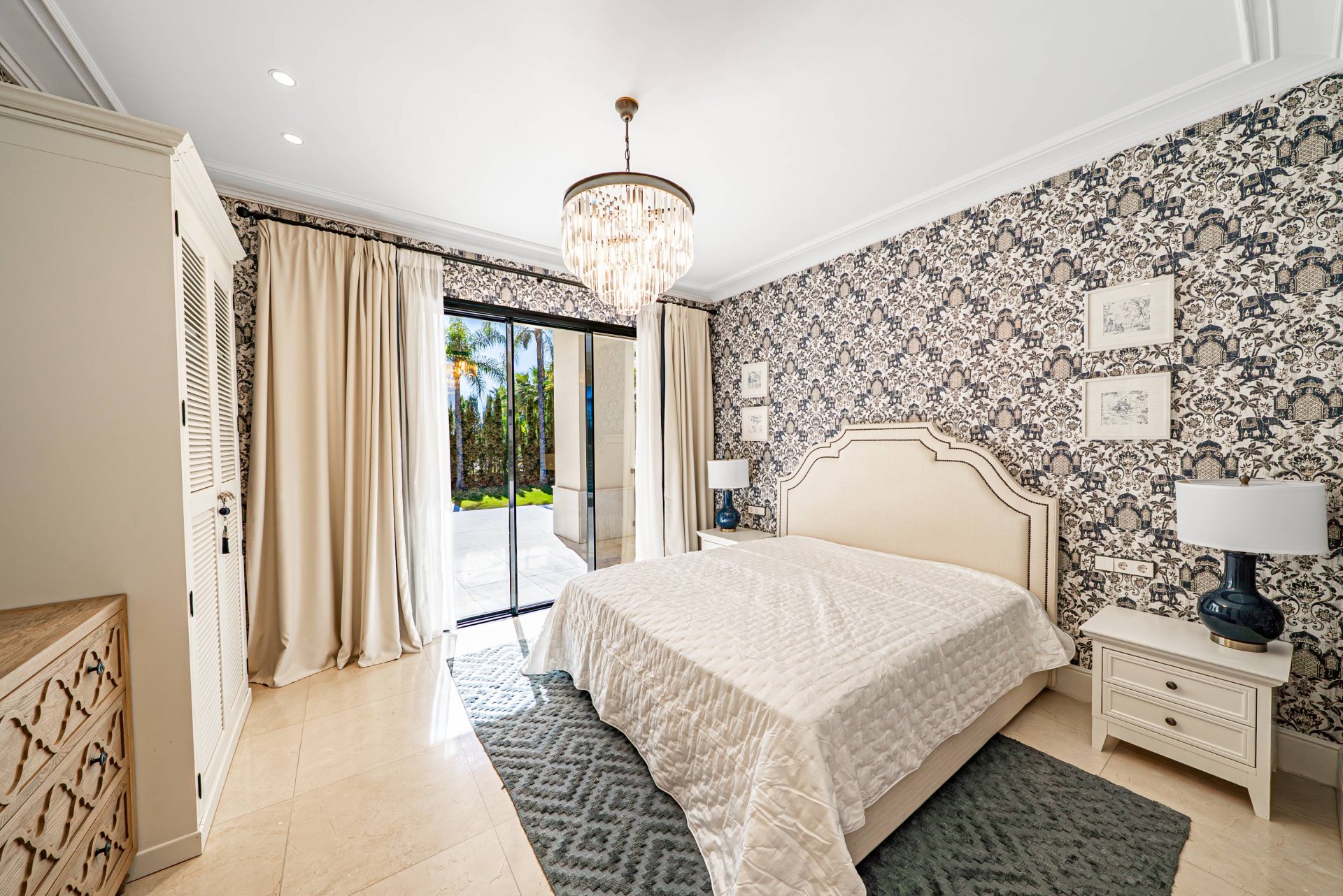 Villa de estilo moderno con hermosas vistas al mar rodeada de afamados campos de golf en Los Flamingos