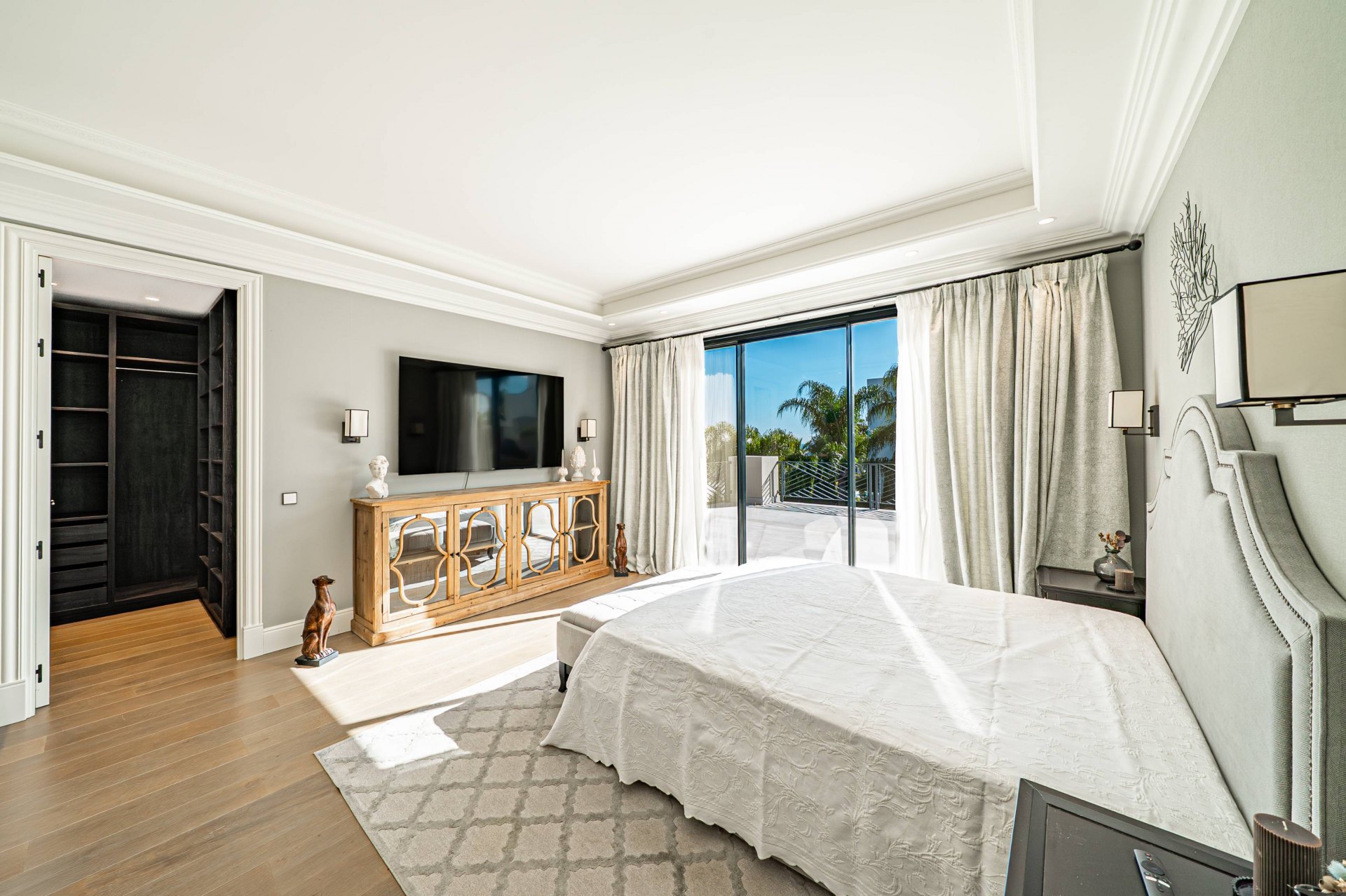 Villa de estilo moderno con hermosas vistas al mar rodeada de afamados campos de golf en Los Flamingos